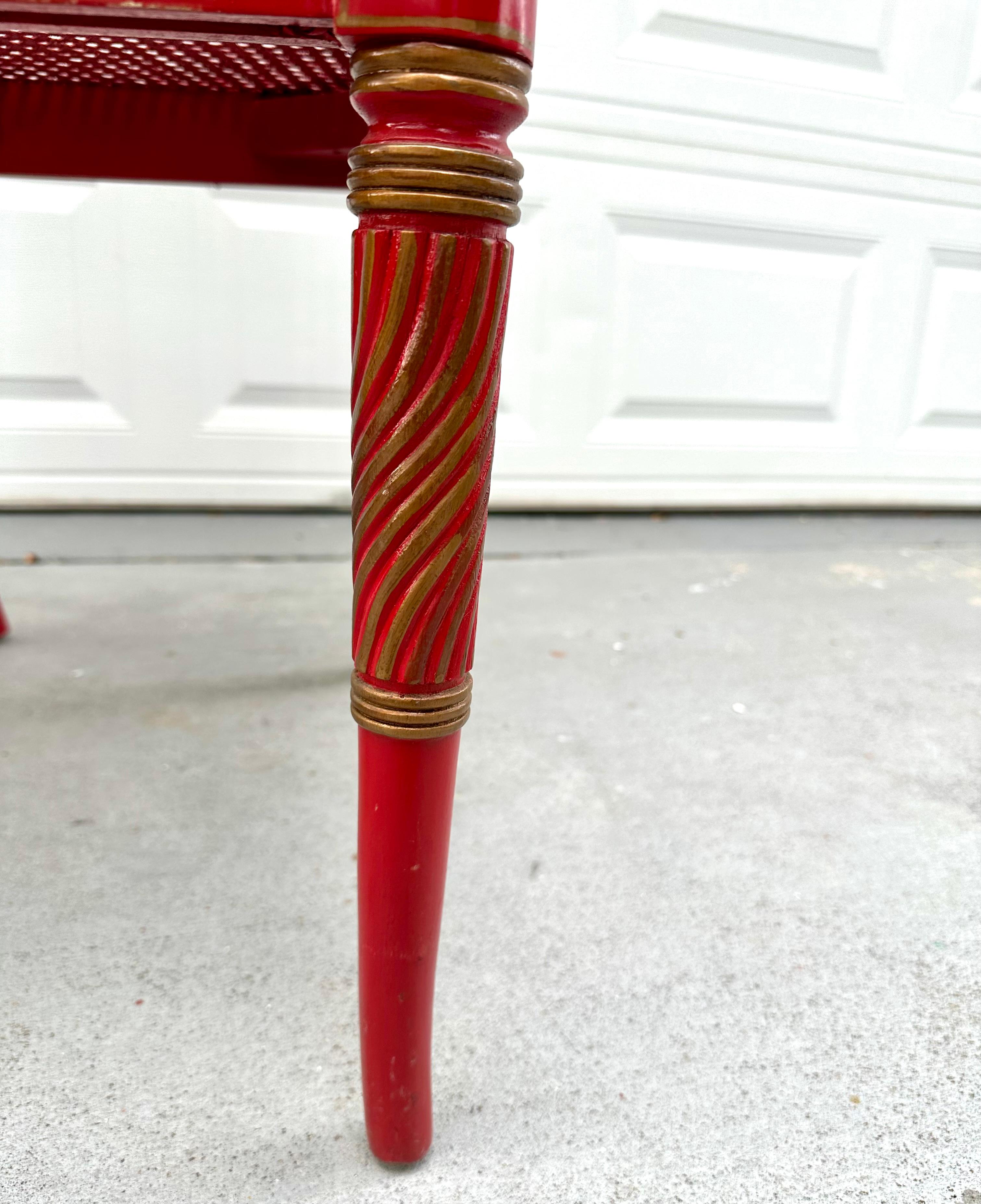 Chinoiserie-Sessel im Regency-Stil im Regency-Stil, rot lackiert, von Maitland Smith. (Gehstock) im Angebot