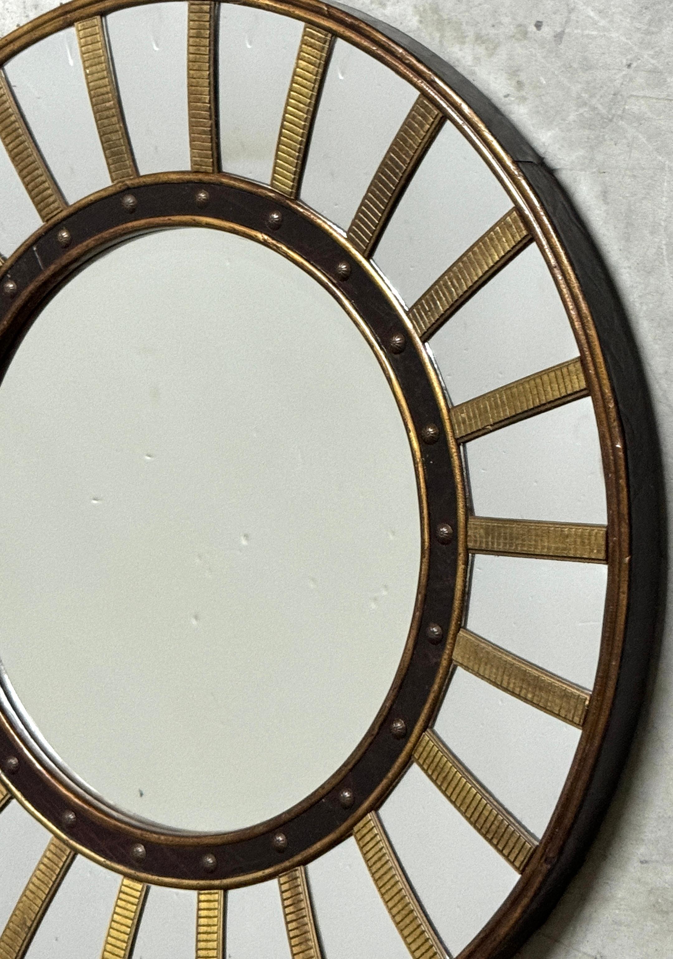 Miroir circulaire de style Régence en laiton et laque avec convexe en vente 3