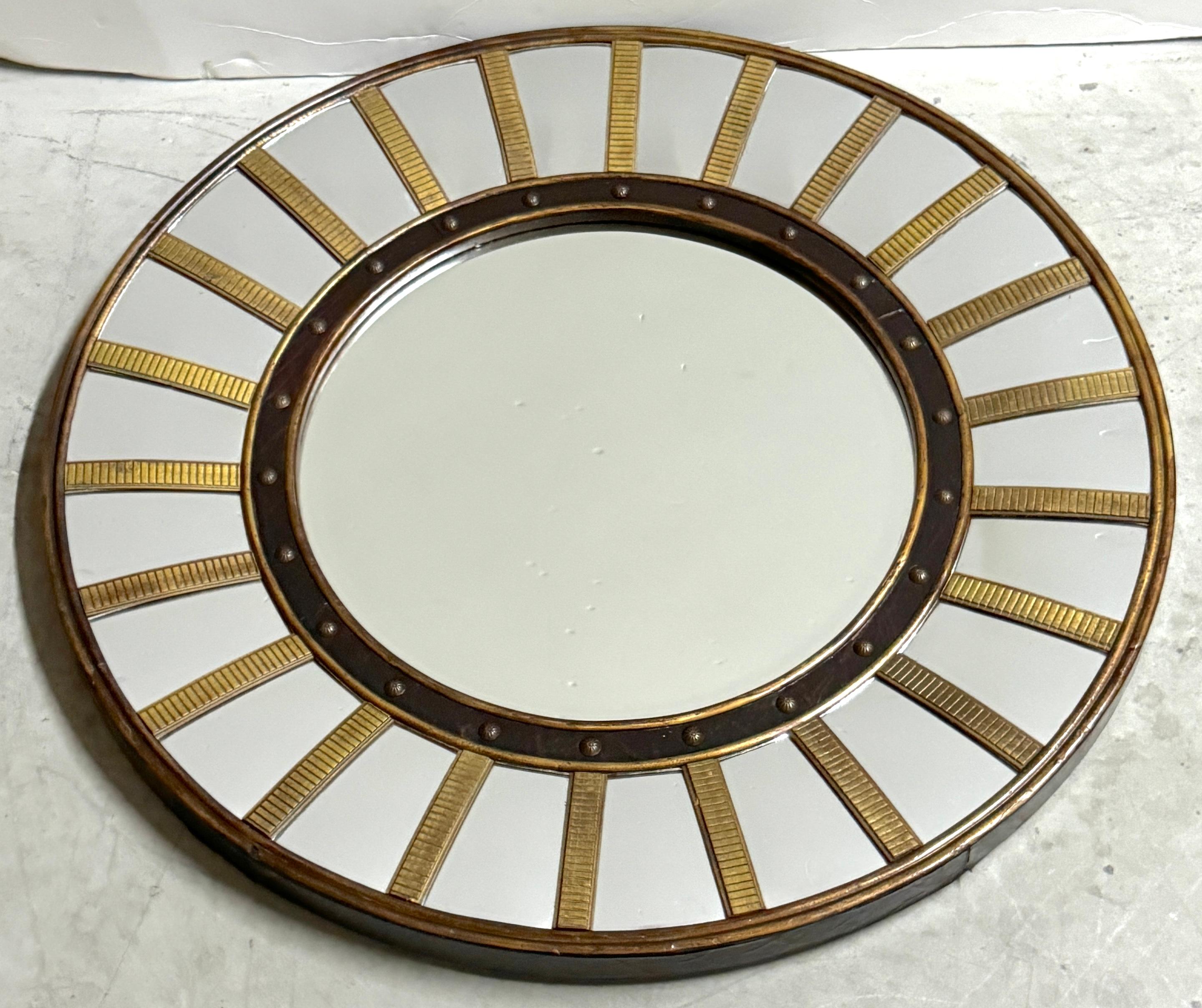 Miroir circulaire de style Régence en laiton et laque avec convexe en vente 5