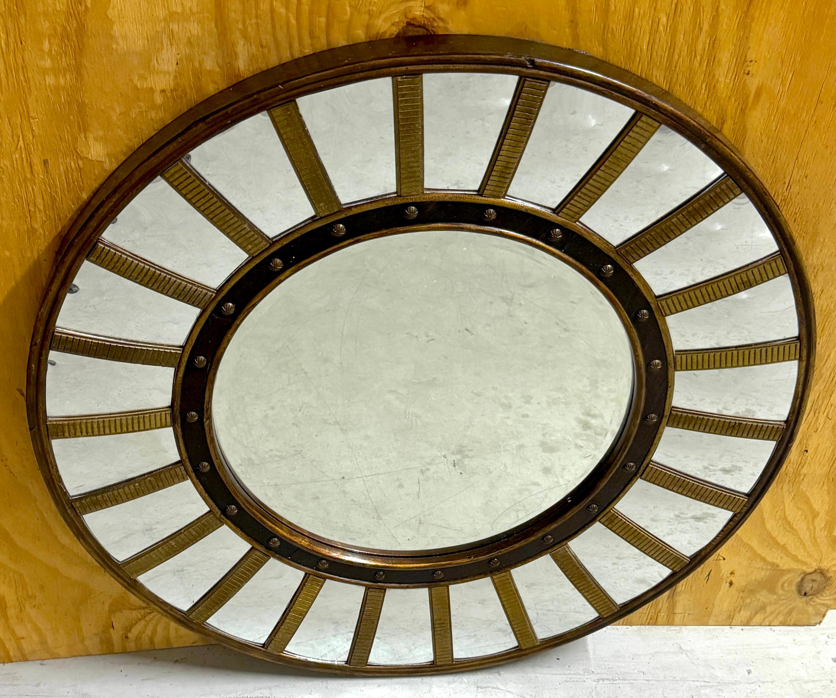 Miroir circulaire en laiton et laque de style Régence avec contour convexe  
Angleterre, fin du 20e siècle 

Miroir circulaire unique de style Regency en laiton et laque avec un cadre convexe, fabriqué en Angleterre à la fin du 20e siècle. Cette