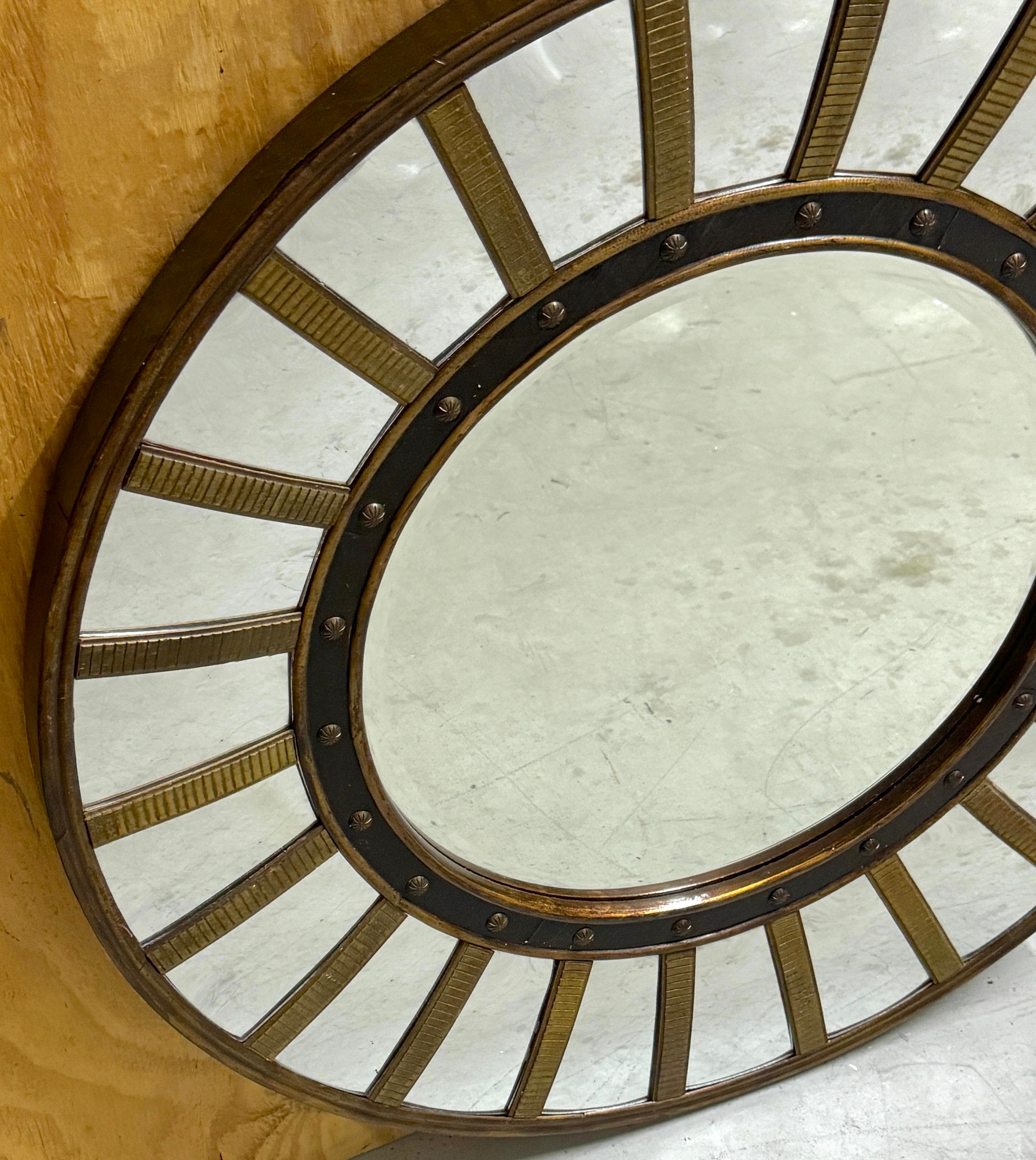 Néo-Régence Miroir circulaire de style Régence en laiton et laque avec convexe en vente