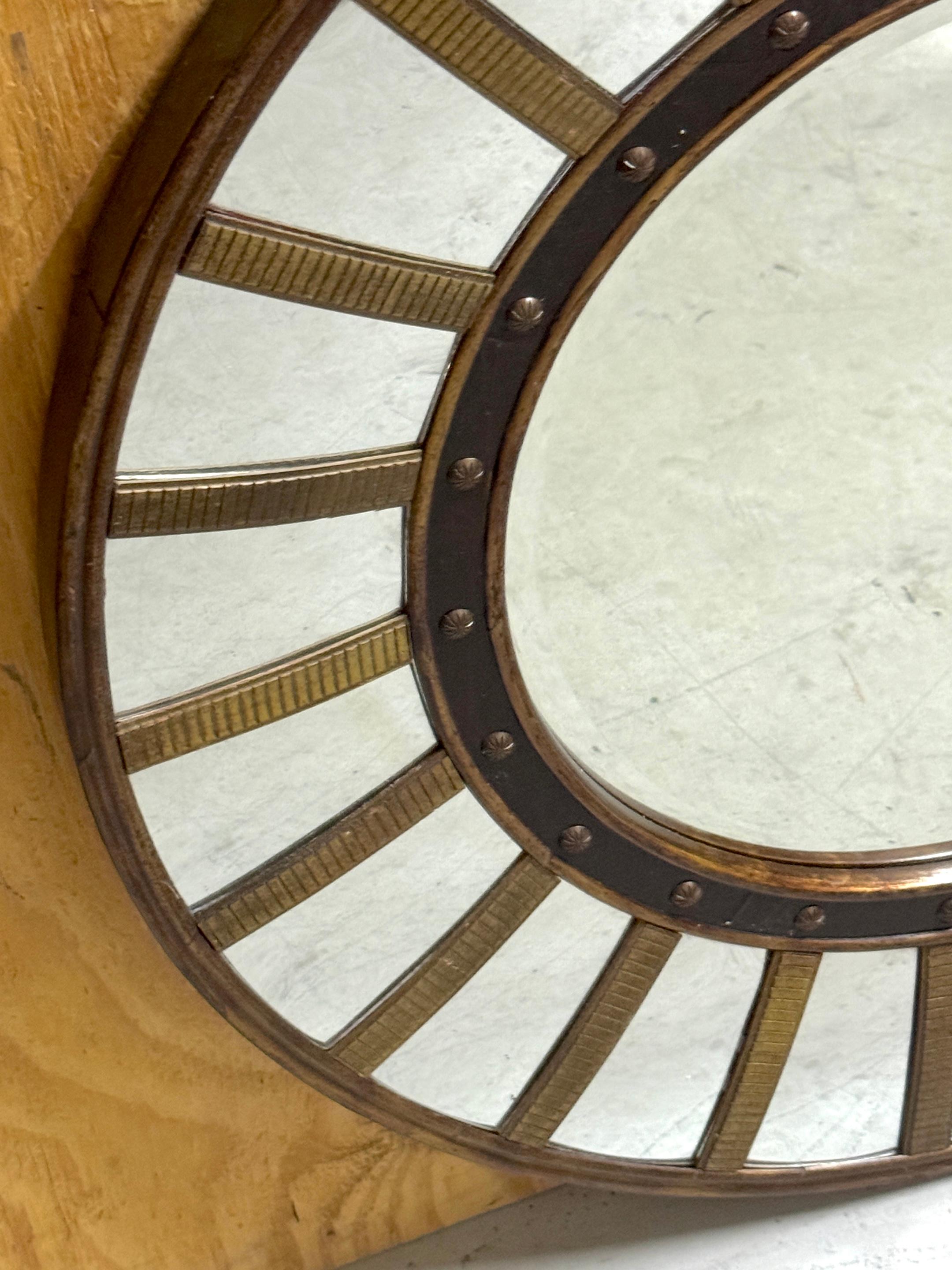Anglais Miroir circulaire de style Régence en laiton et laque avec convexe en vente