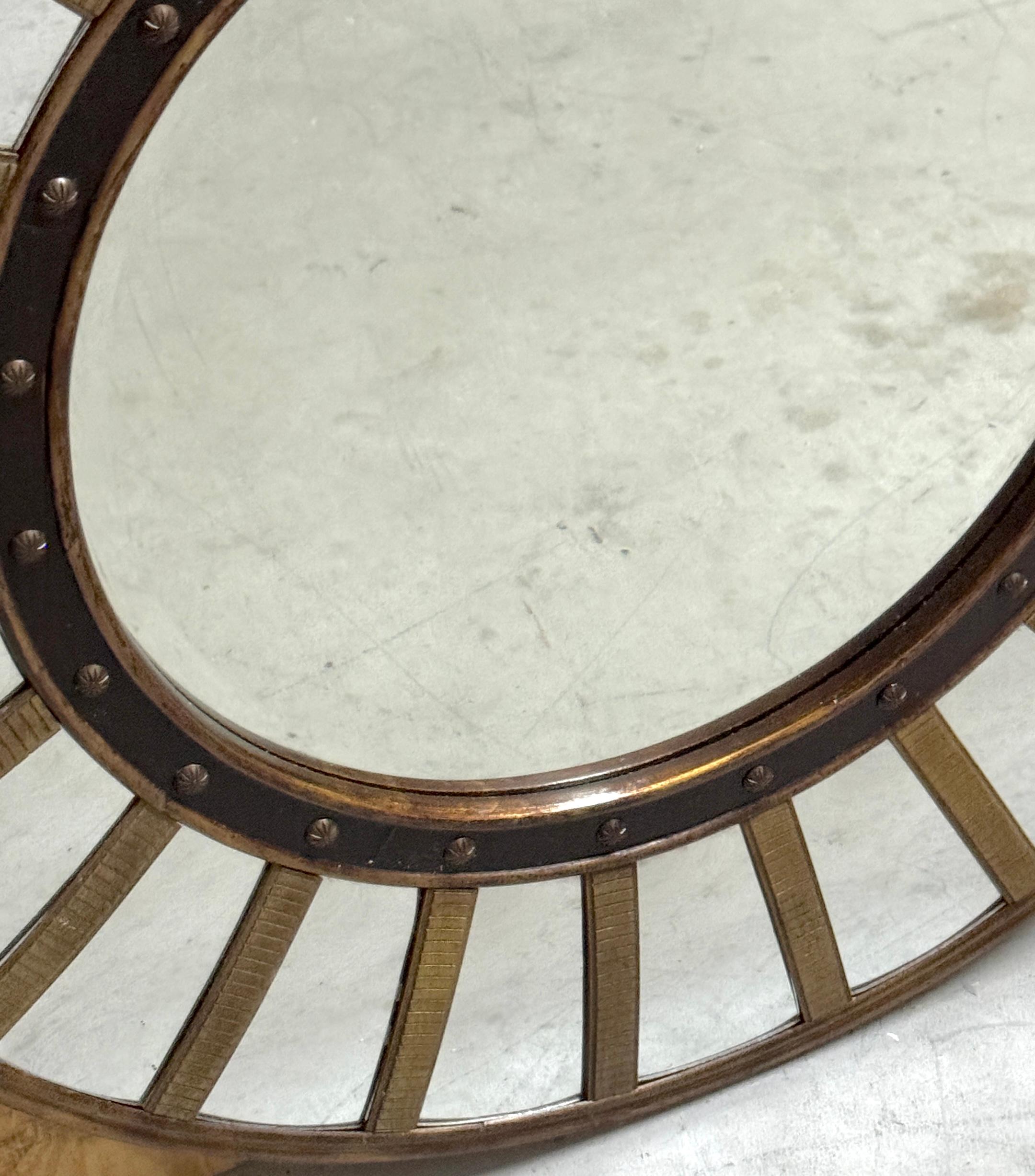 Miroir circulaire de style Régence en laiton et laque avec convexe Bon état - En vente à West Palm Beach, FL