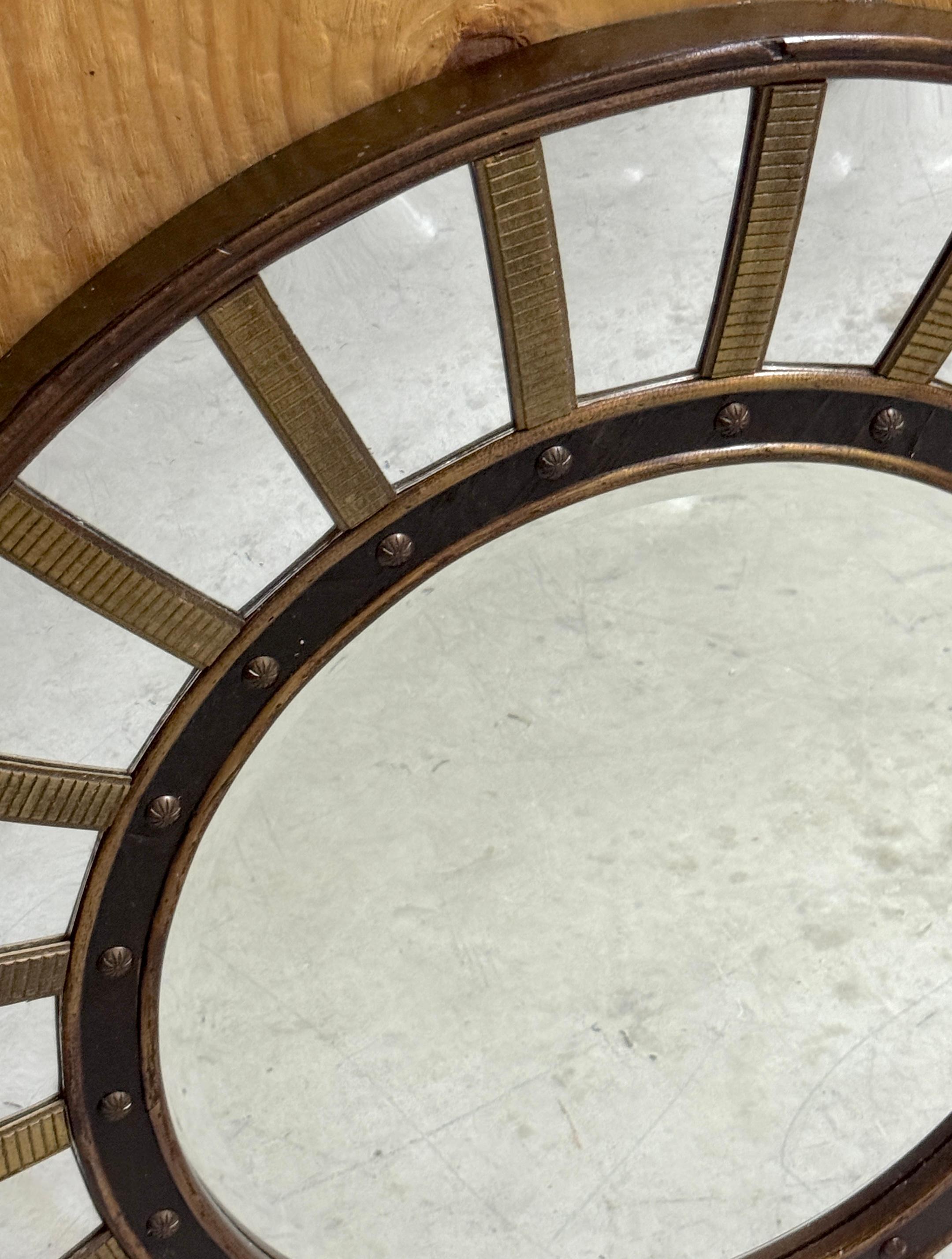 20ième siècle Miroir circulaire de style Régence en laiton et laque avec convexe en vente