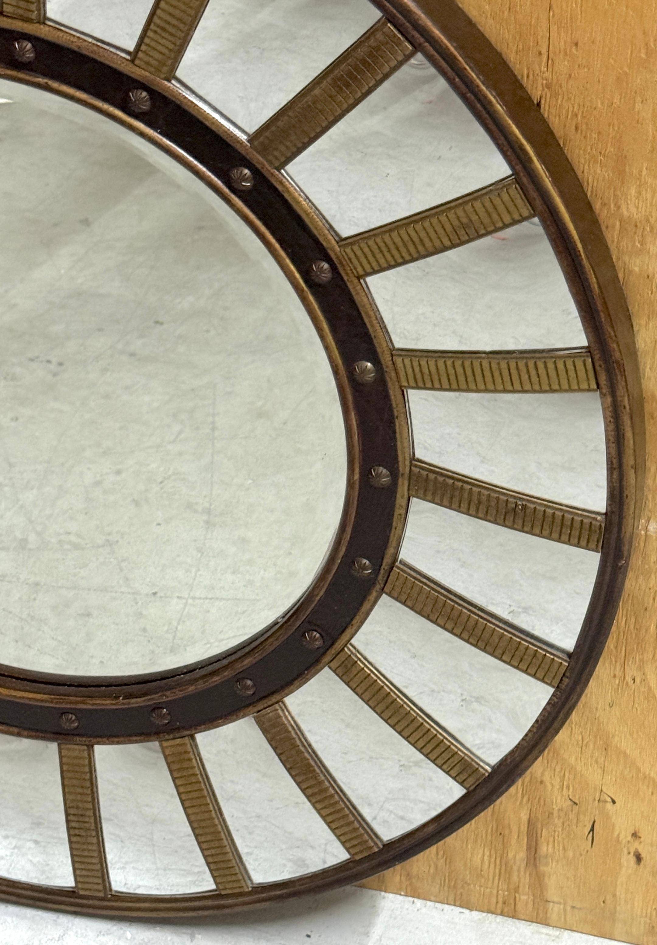 Laiton Miroir circulaire de style Régence en laiton et laque avec convexe en vente