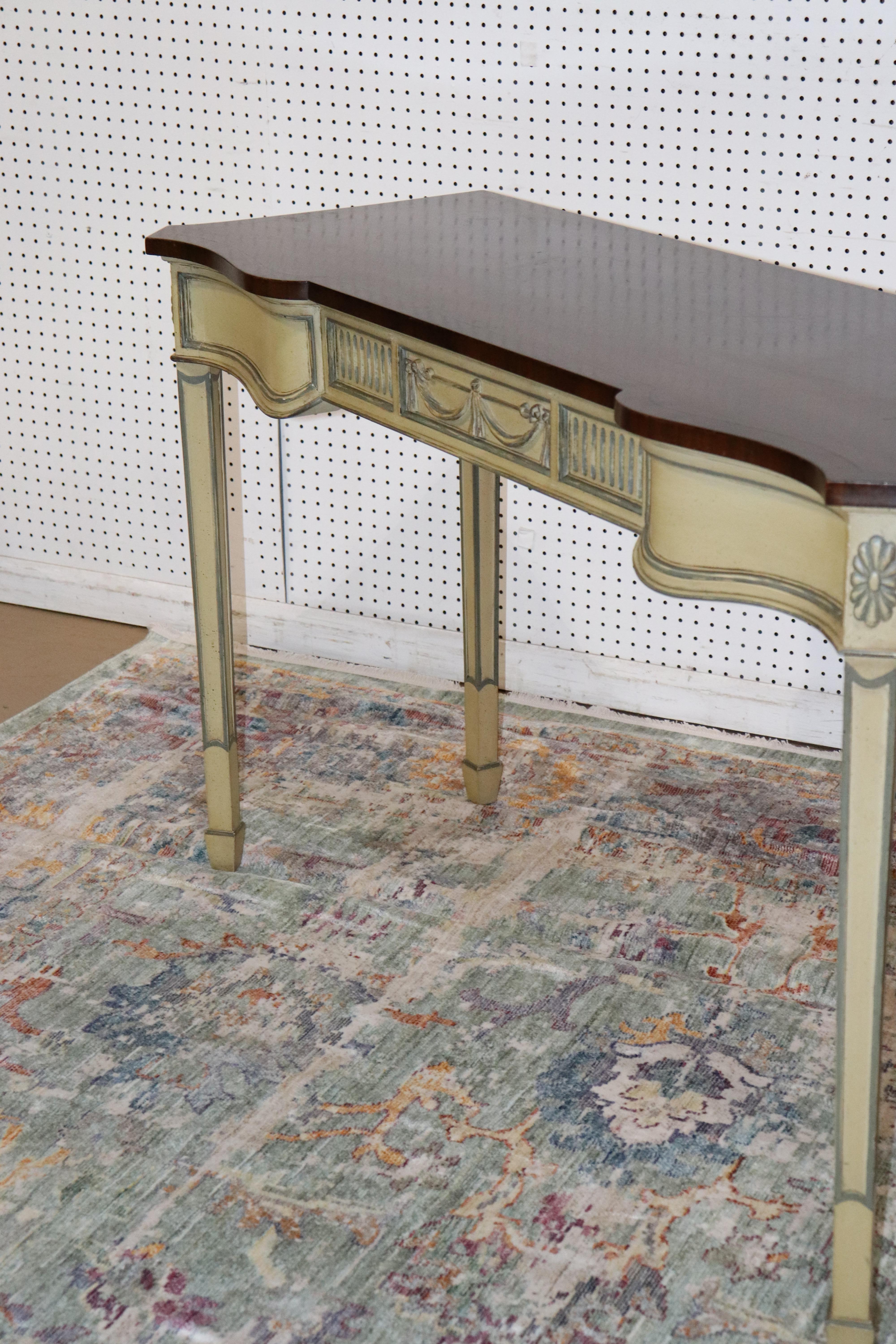 French Louis XVI Style Crème Paint Decorated Console Sofa Table In Good Condition In Swedesboro, NJ