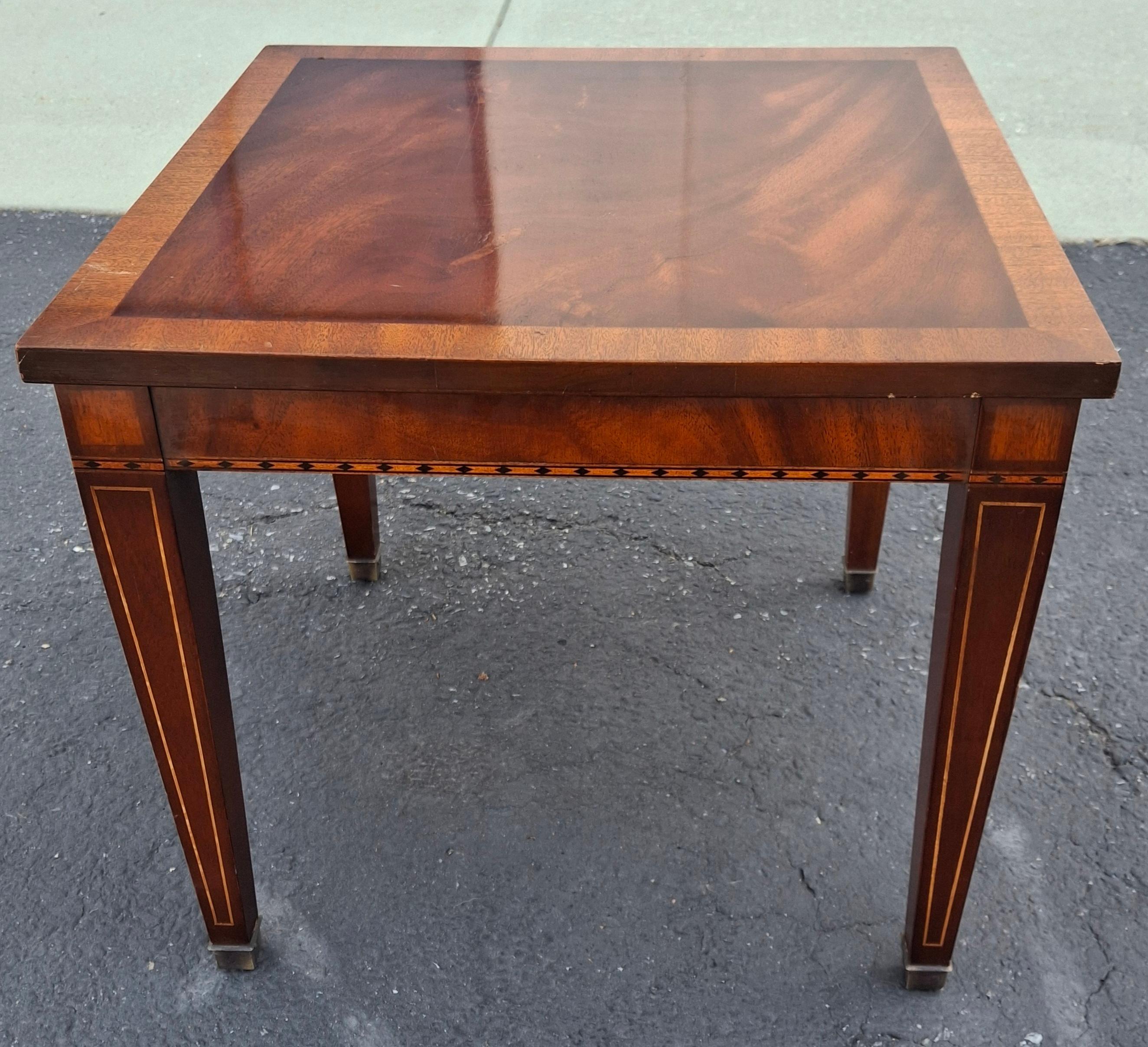 20e siècle, style Régence, à bandes croisées,  Table d'appoint en acajou crocheté et incrustation de bois satiné avec pieds fuselés et chapeautés de laiton.
Mesure 18