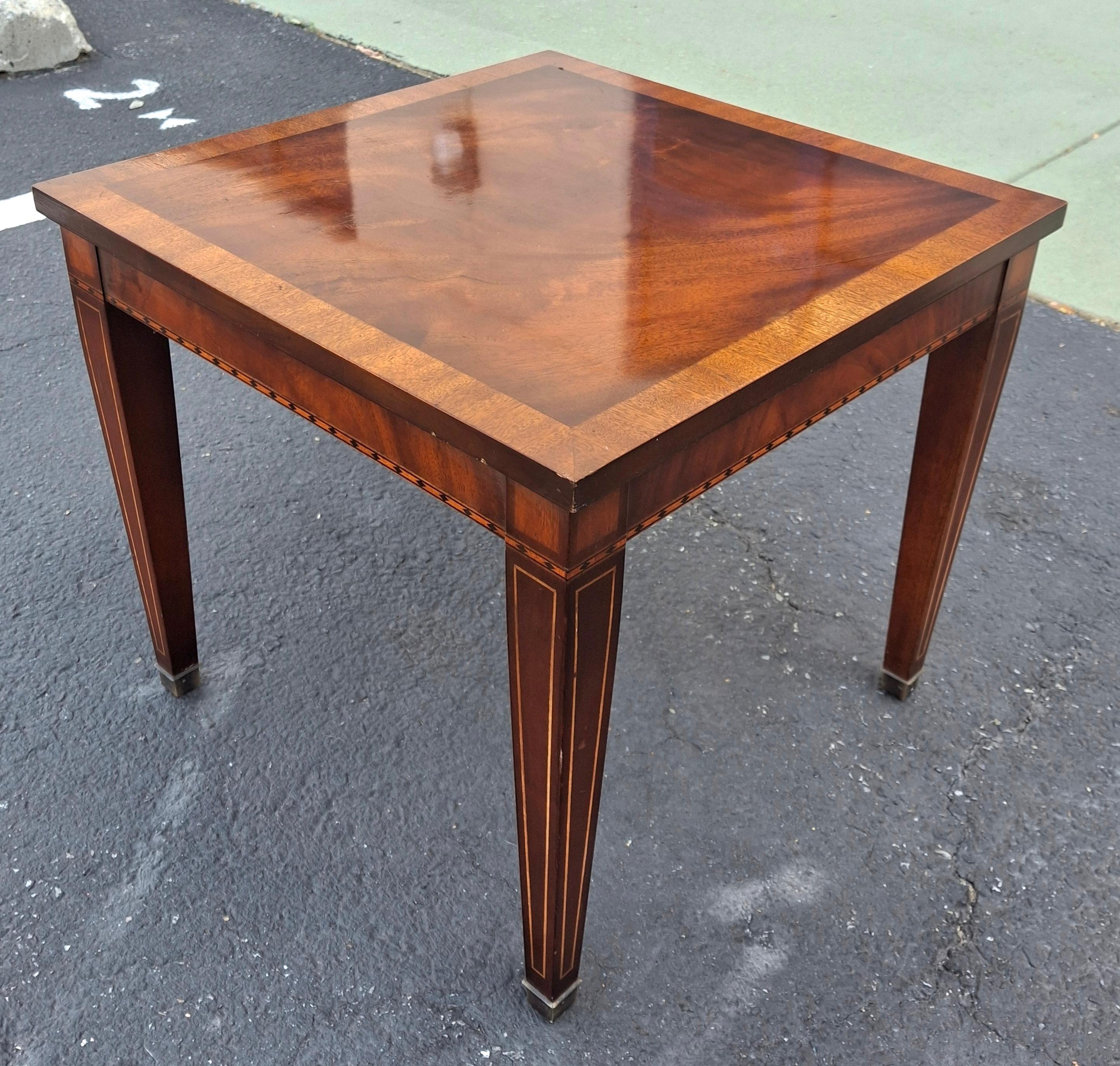 Américain Table d'appoint de style Régence en acajou crocheté à bandes croisées et incrustations de bois satiné en vente