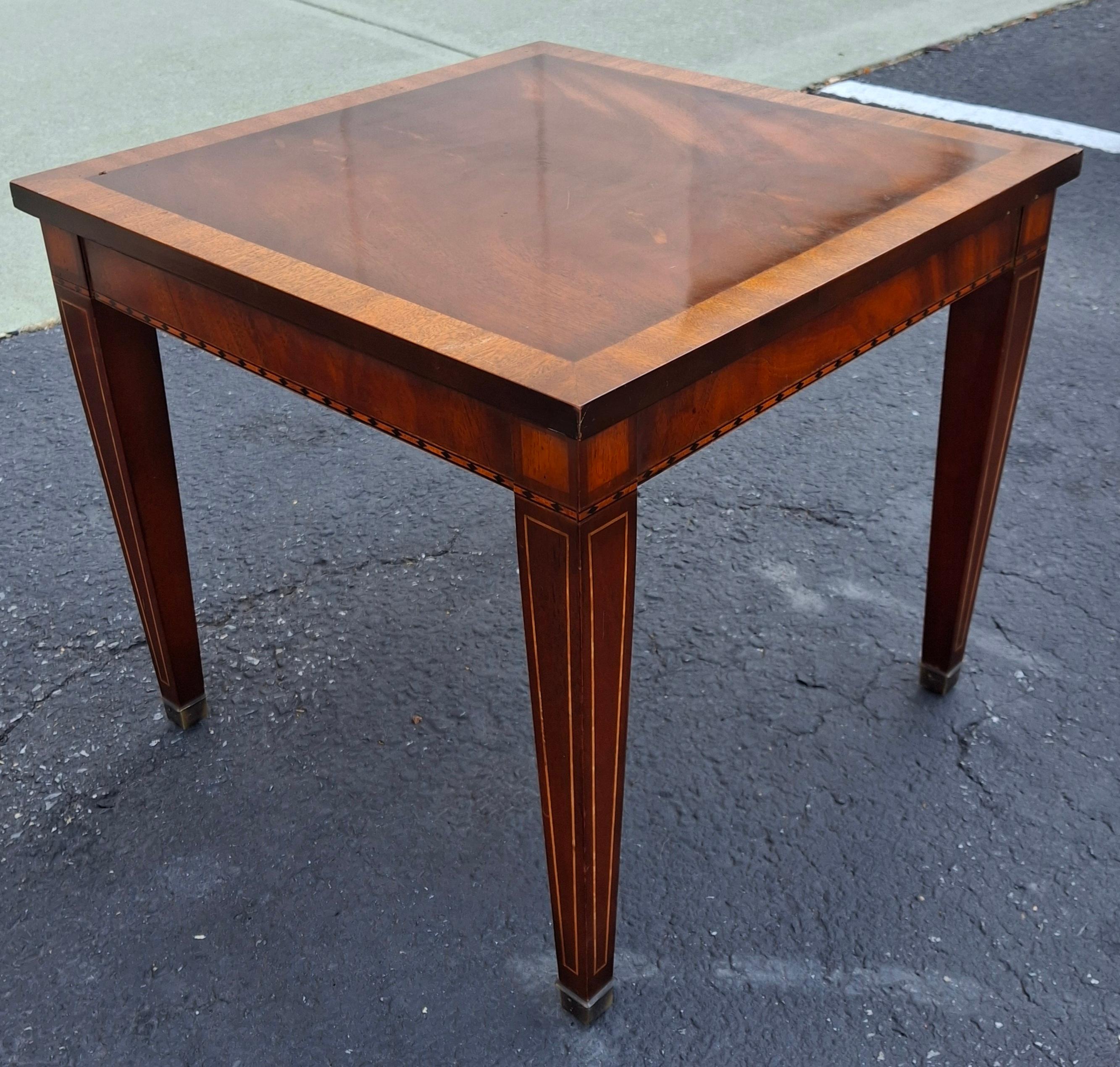 Tacheté Table d'appoint de style Régence en acajou crocheté à bandes croisées et incrustations de bois satiné en vente
