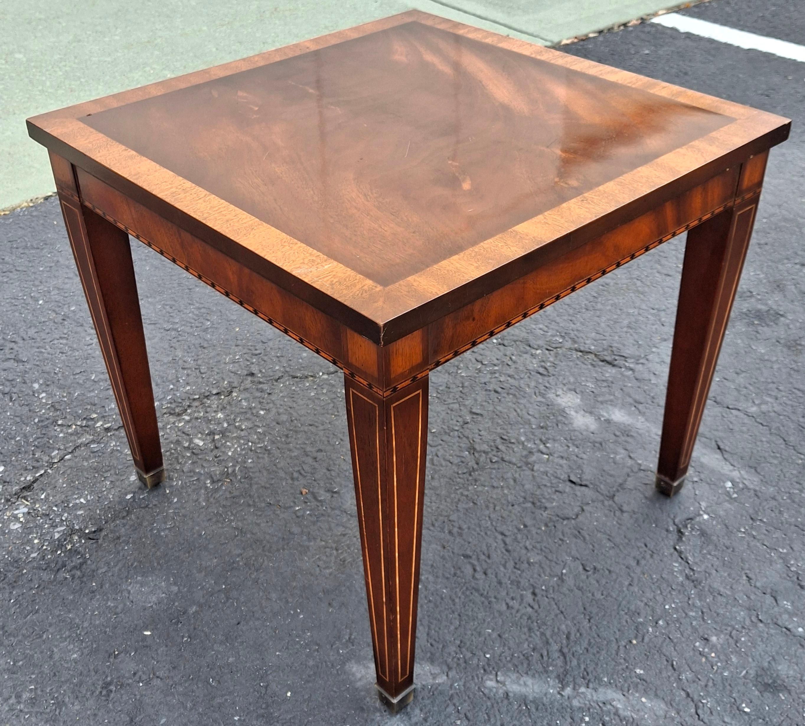 Table d'appoint de style Régence en acajou crocheté à bandes croisées et incrustations de bois satiné Bon état - En vente à Germantown, MD