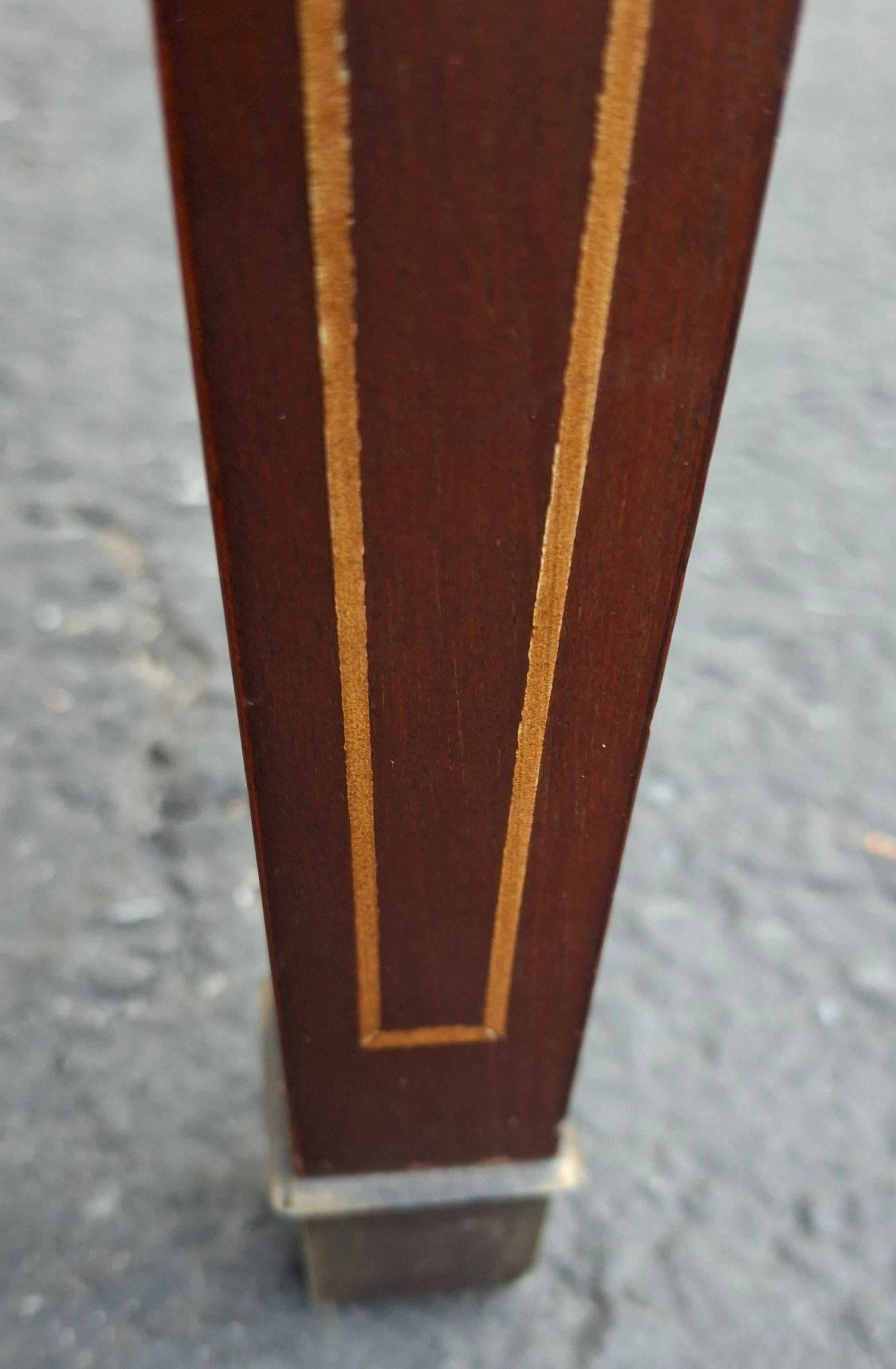 20ième siècle Table d'appoint de style Régence en acajou crocheté à bandes croisées et incrustations de bois satiné en vente