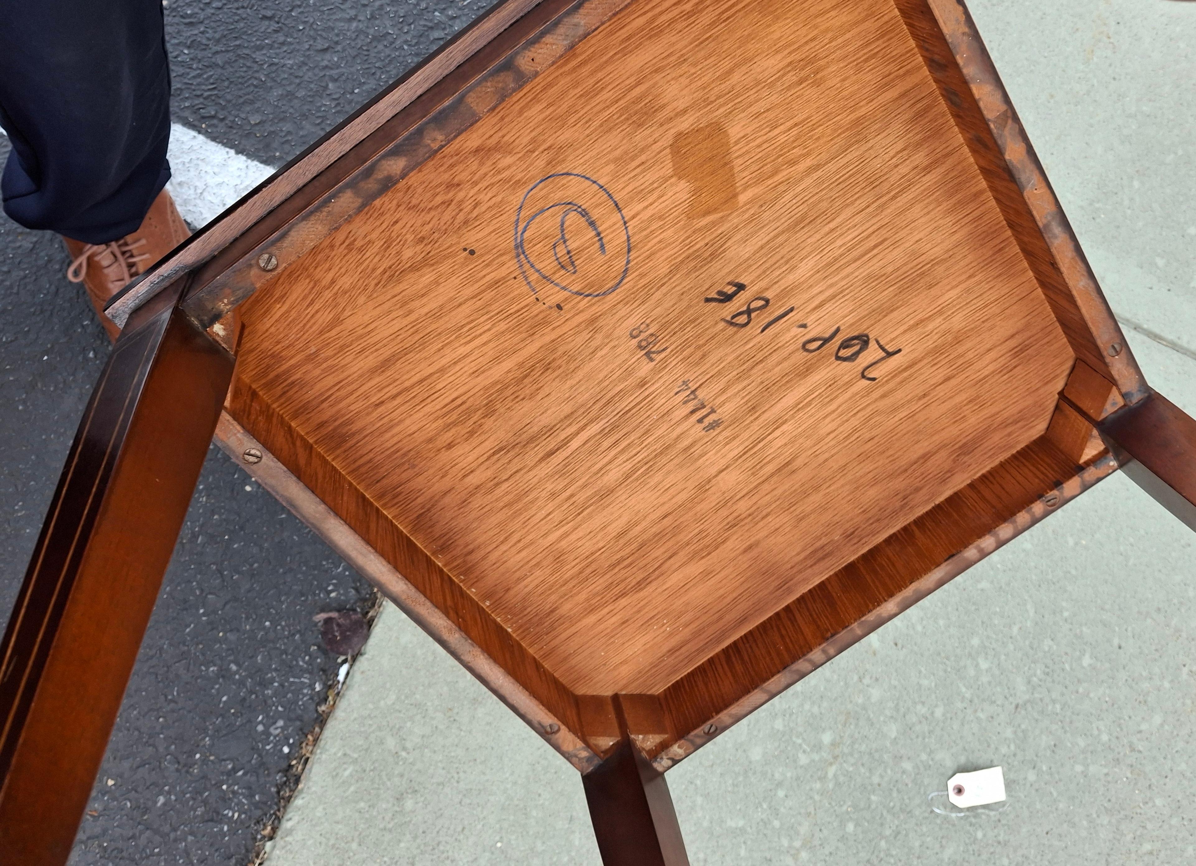 Laiton Table d'appoint de style Régence en acajou crocheté à bandes croisées et incrustations de bois satiné en vente