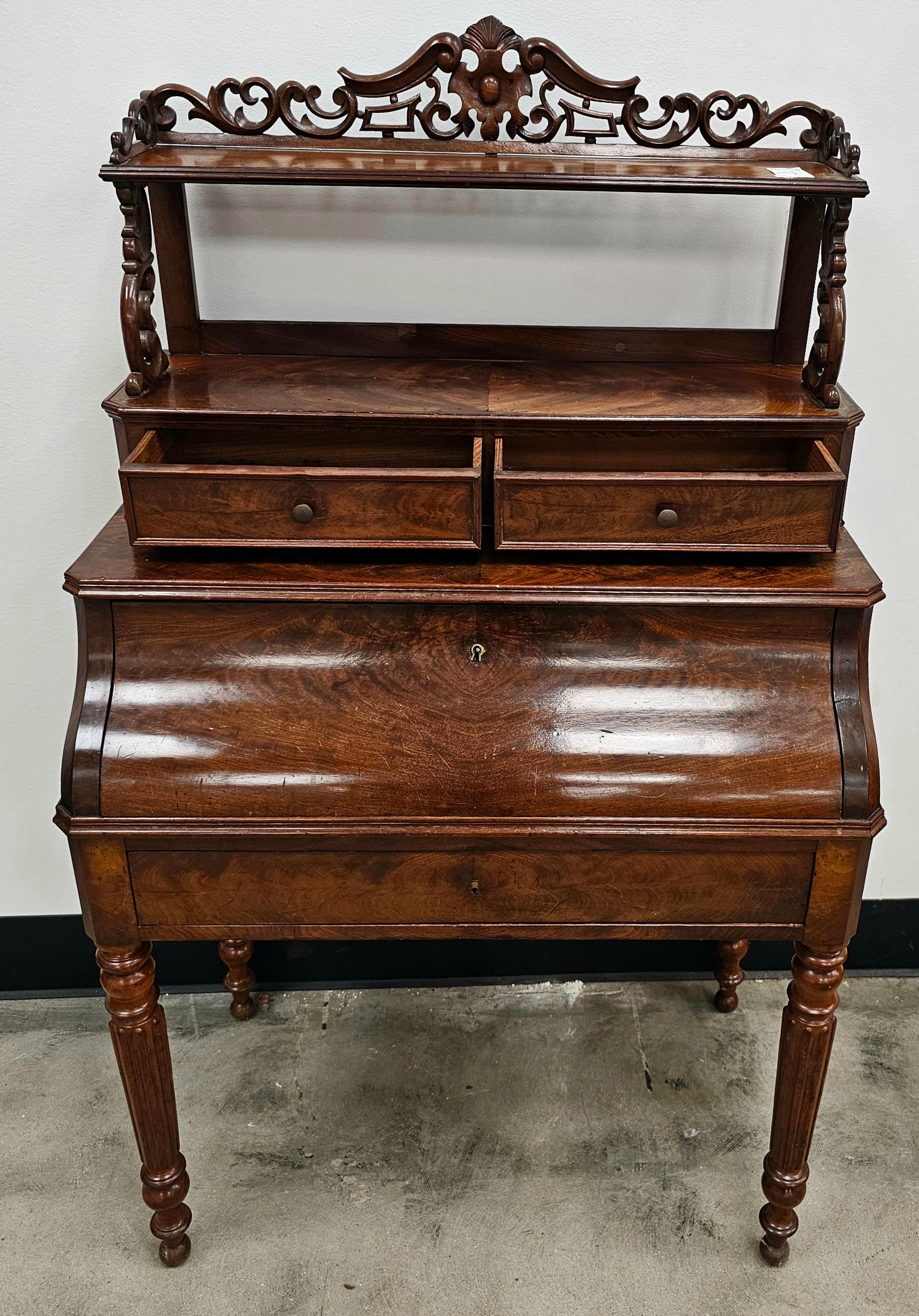 Escritorio de señora de dos partes de caoba entrecruzada y cuero repujado estilo Regencia en Bueno estado para la venta en Germantown, MD
