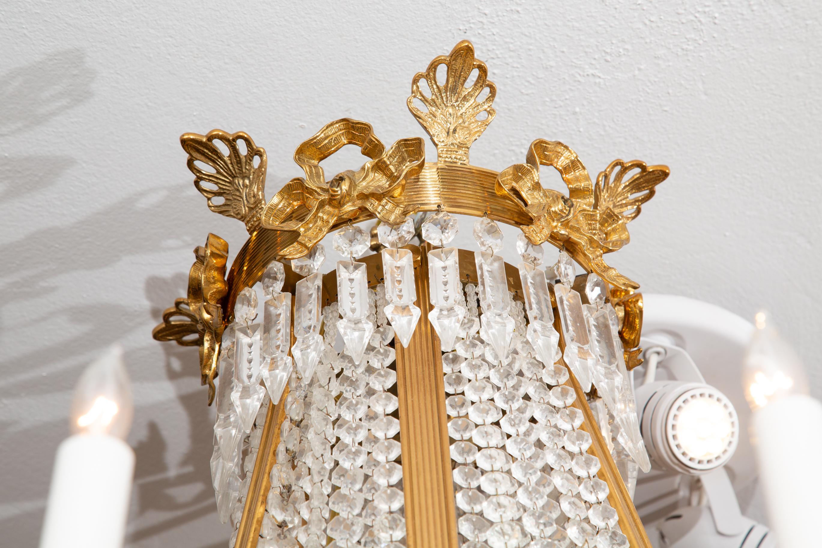 20th Century Regency Style Crystal and Gilt Metal 12-Light Chandelier For Sale