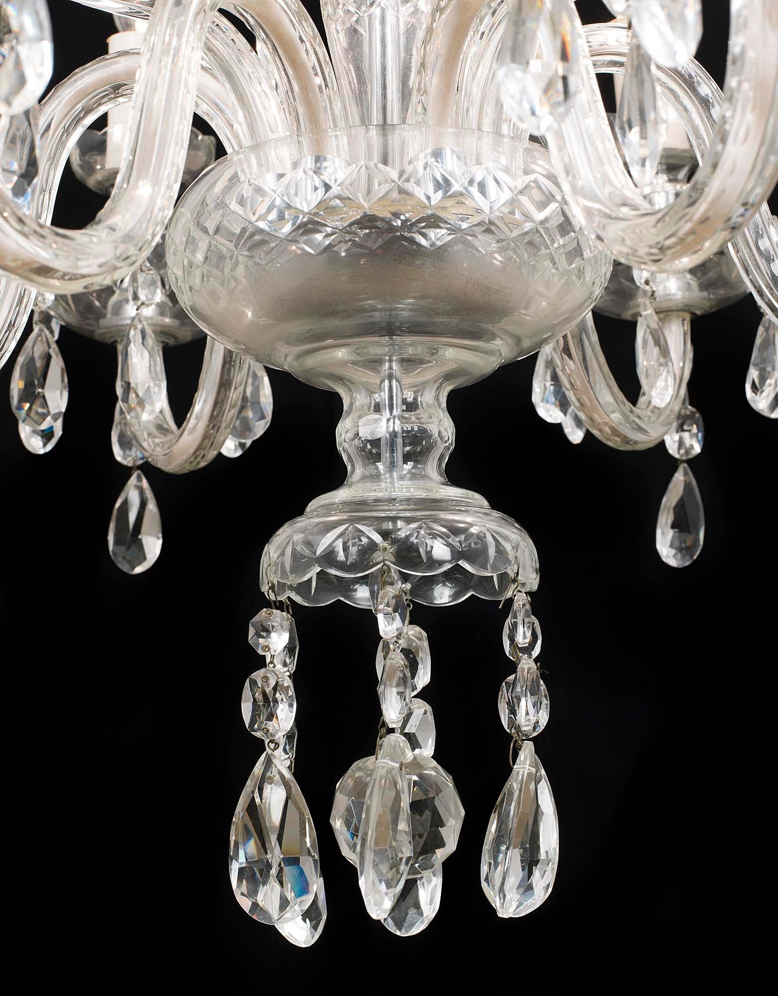 Neunbändiger Kronleuchter im Regency-Stil aus geschliffenem Glas (20. Jahrhundert) im Angebot