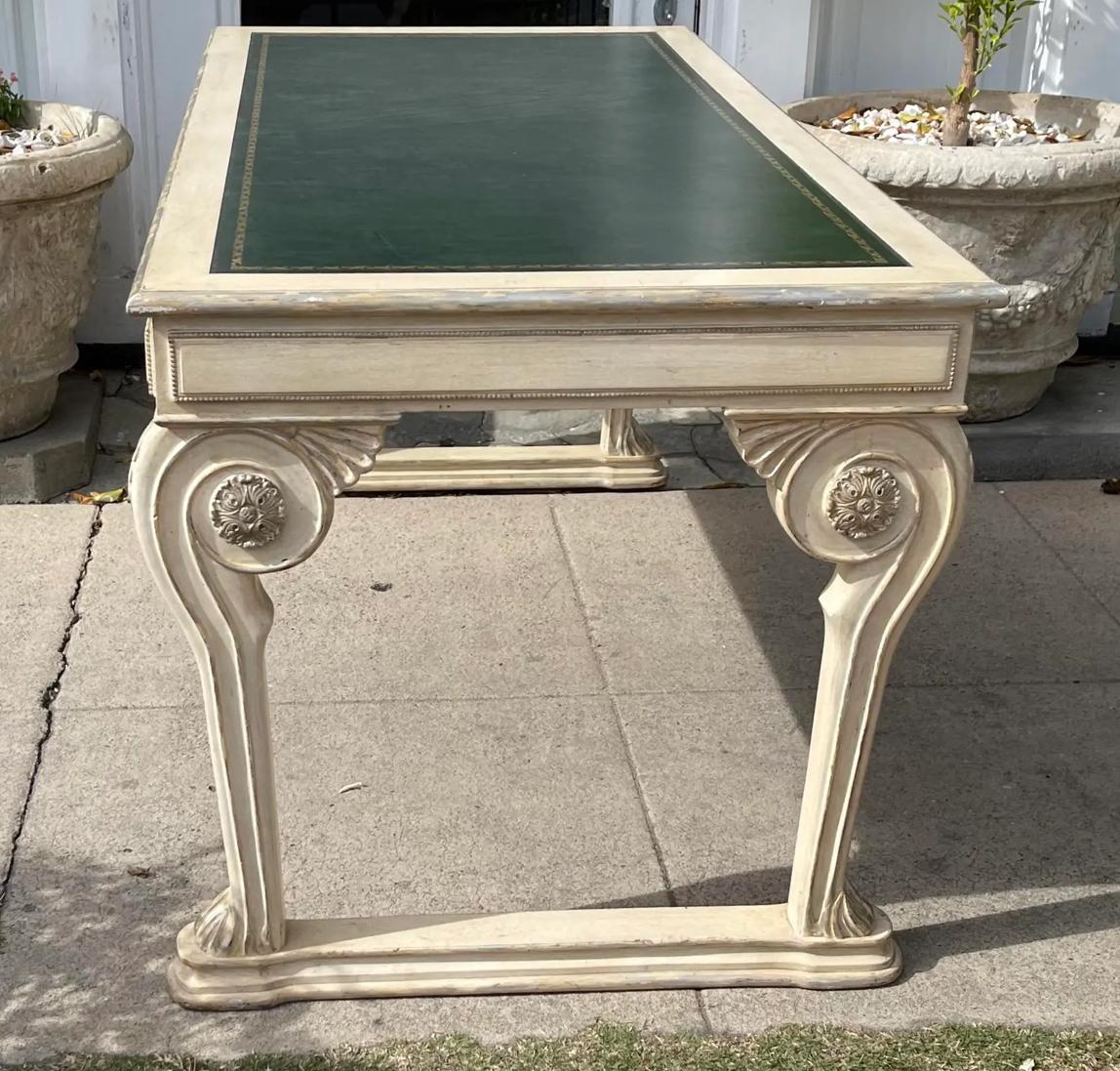 Regency Style Dennis & Leen Grüne Lederplatte Weiß & Silber Schreibtisch Schreibtisch (Louis XVI.) im Angebot