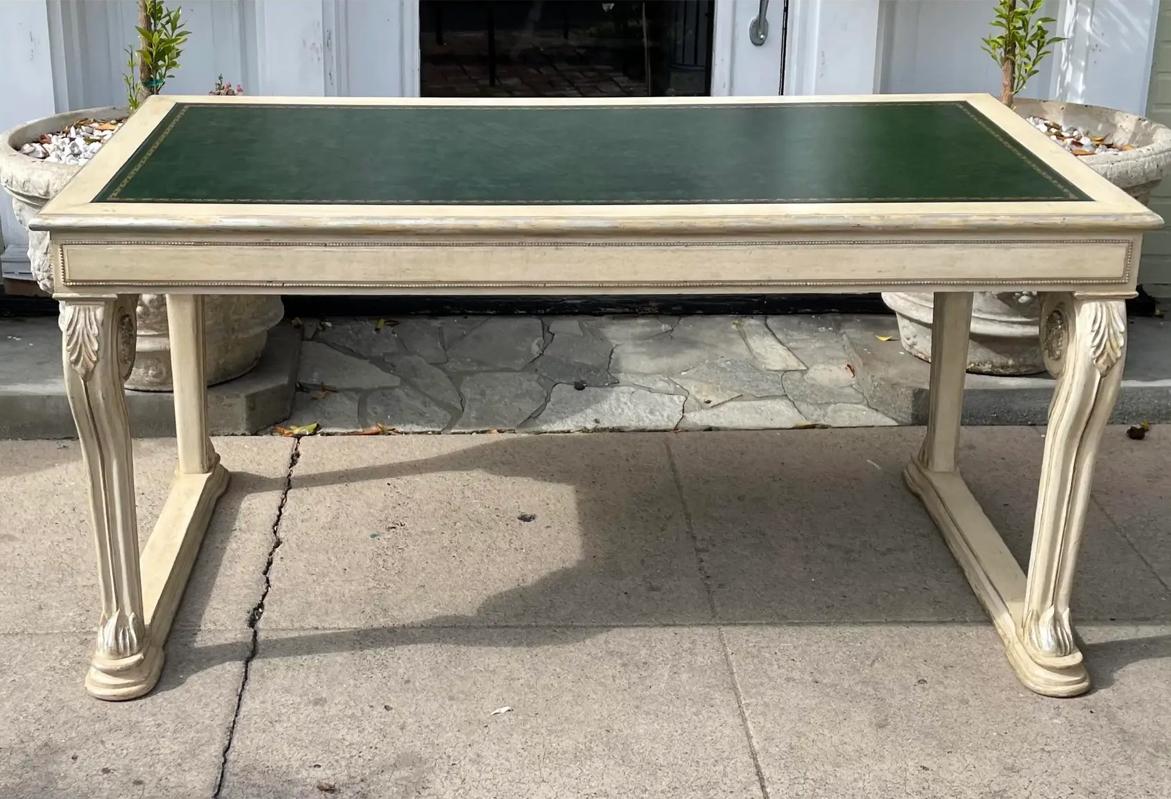 Regency Style Dennis & Leen Grüne Lederplatte Weiß & Silber Schreibtisch Schreibtisch im Zustand „Gut“ im Angebot in LOS ANGELES, CA