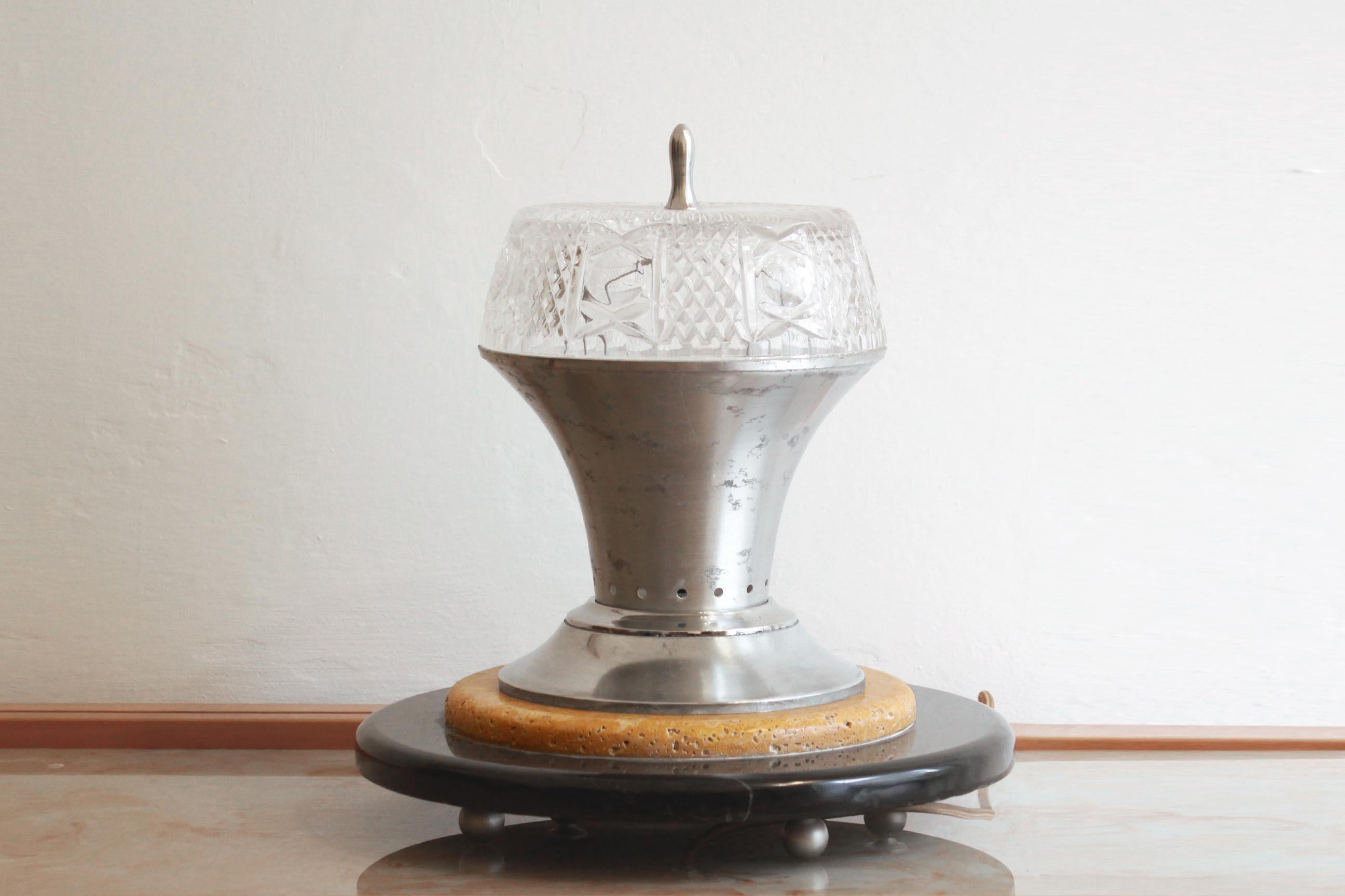 1Marmor-Tischlampe, Satz mit zwei Lampen, Italien 1940er Jahre
940er Jahre Vintage Tischlampen mit Marmorsockel. Reiner Regency-Stil der 1940er Jahre, mit einem zweifarbigen runden Sockel (gelber Travertinmarmor und schwarzer Marquino), mit den