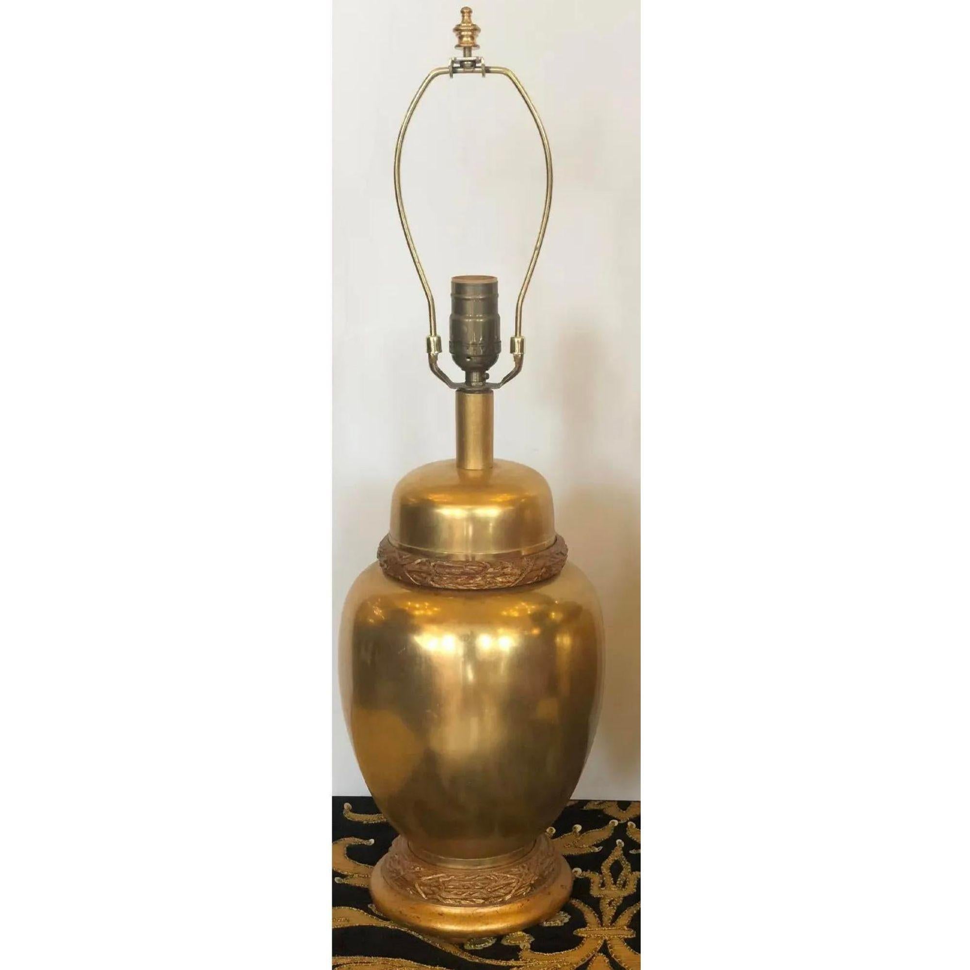 Designer-Urnenlampe aus vergoldeter Bronze im Regency-Stil mit Sockel aus vergoldetem Holz (Louis XVI.) im Angebot