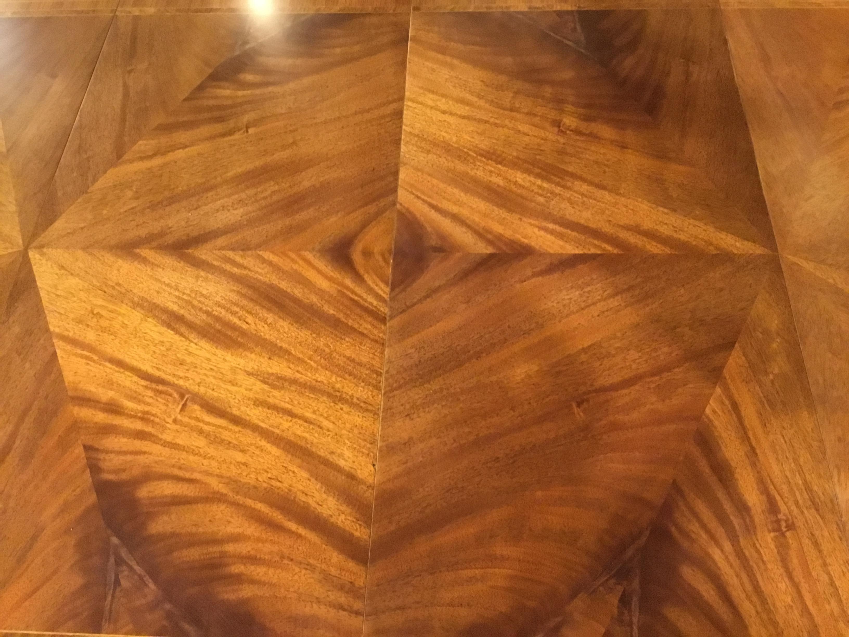 Regency Style Dining Table Made of Finely Matched Veneers on Gilt Balusters 3