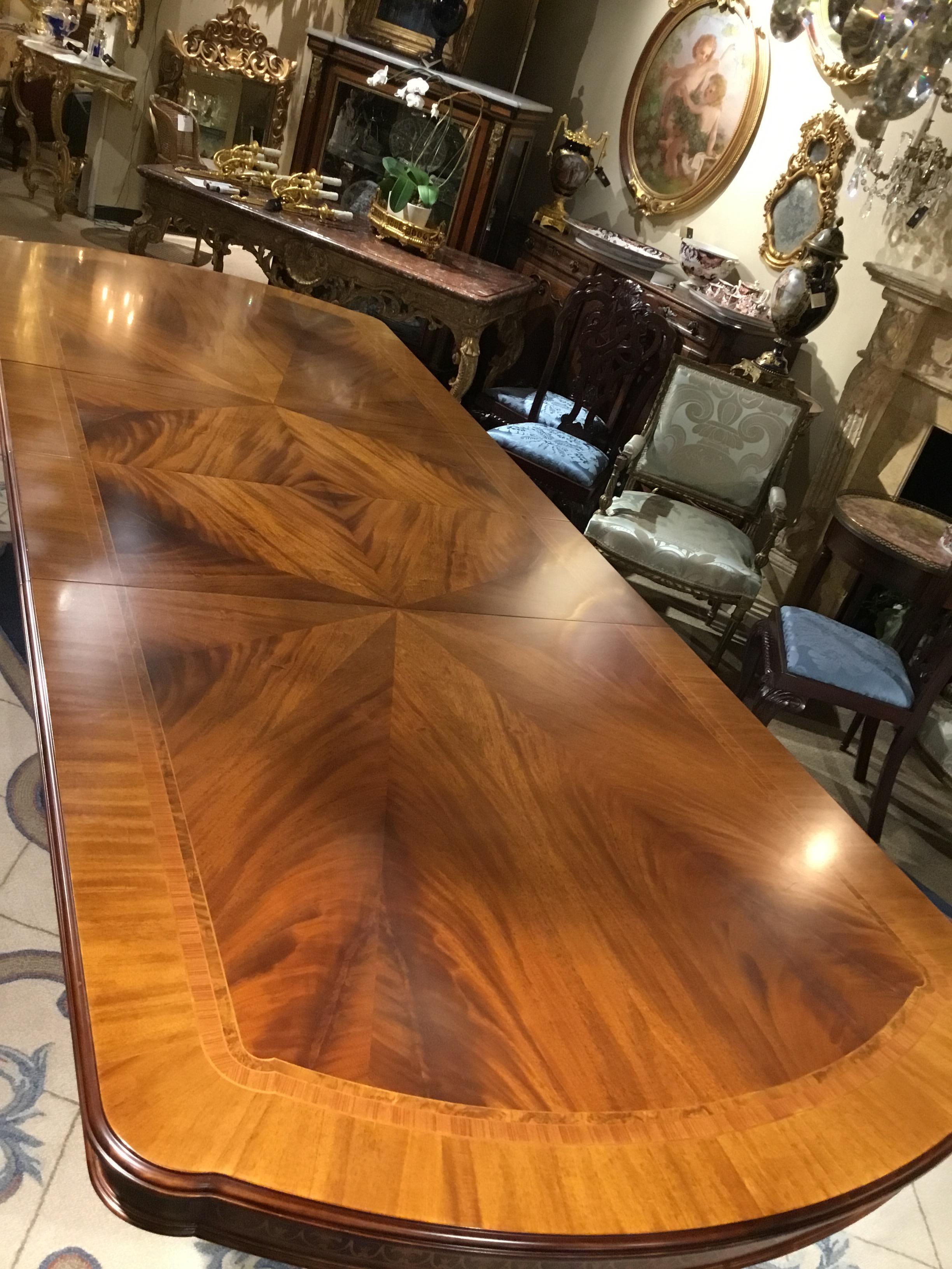 Regency Style Dining Table Made of Finely Matched Veneers on Gilt Balusters 5