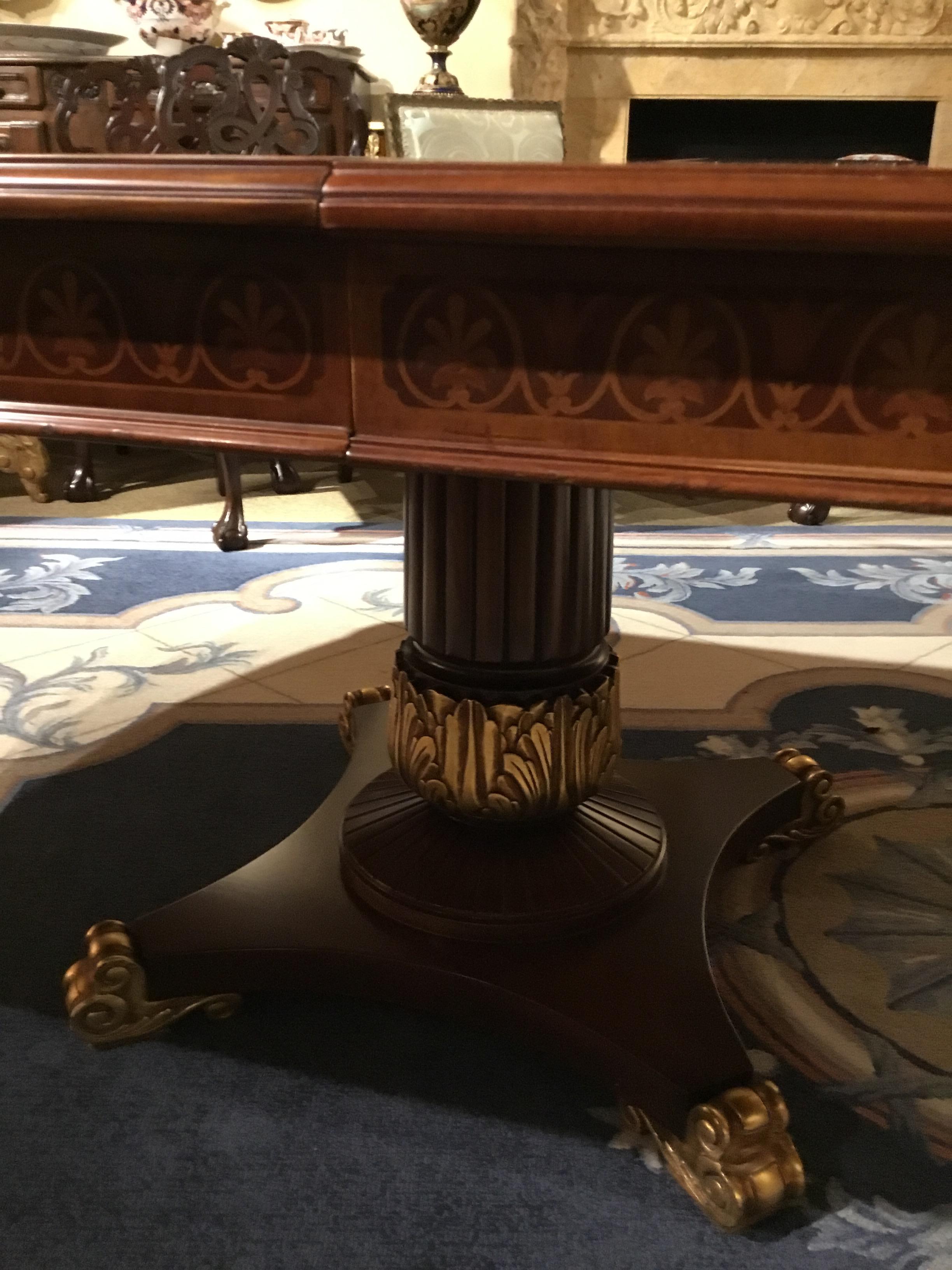 Regency Style Dining Table Made of Finely Matched Veneers on Gilt Balusters 1