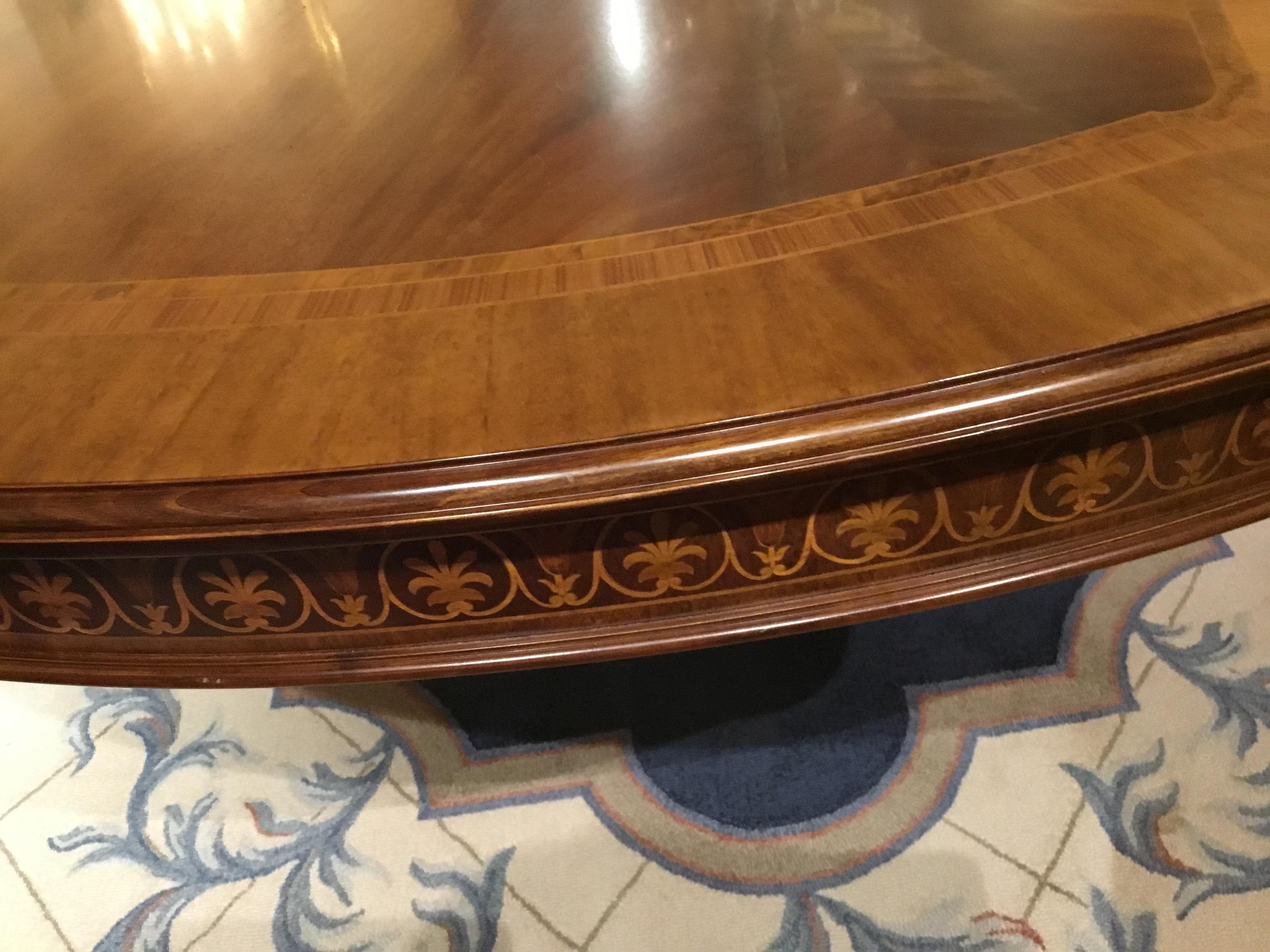 Regency Style Dining Table Made of Finely Matched Veneers on Gilt Balusters 2