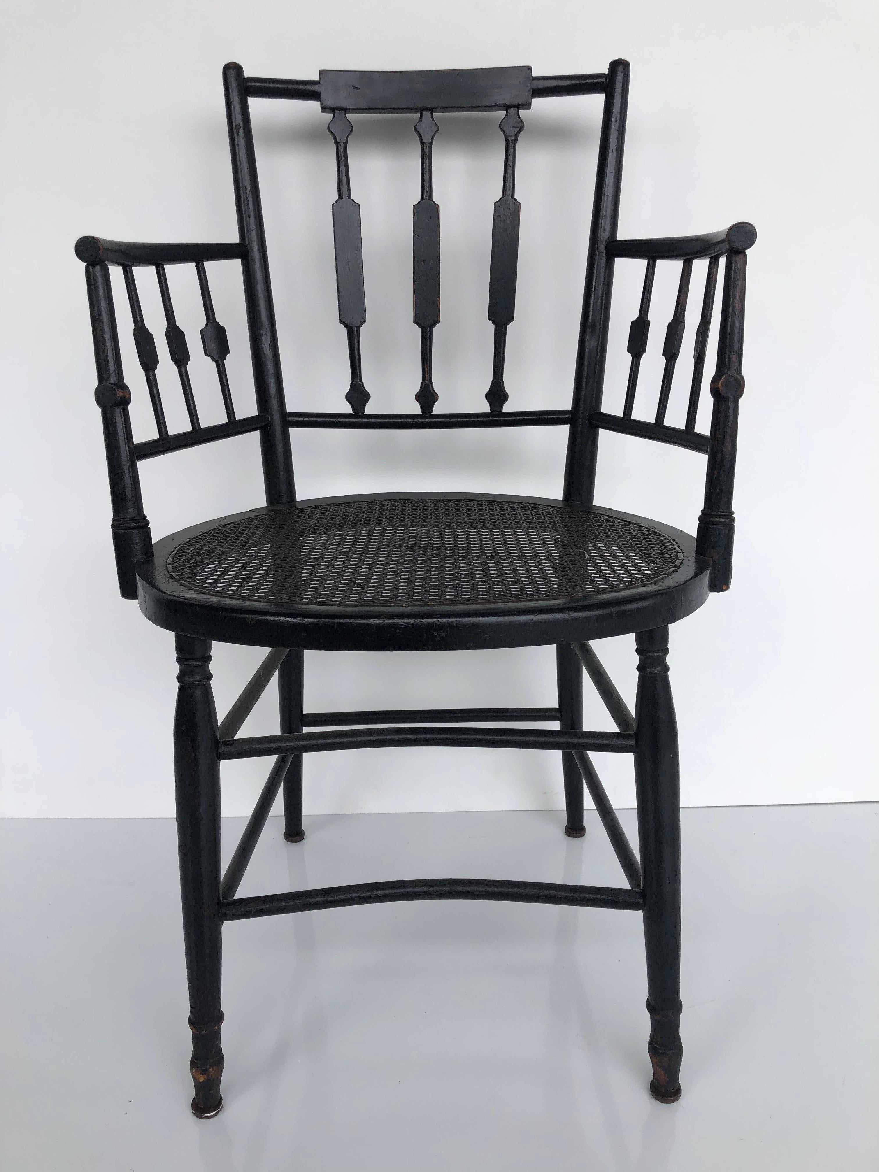 Paire de fauteuils à dossier fléchi et à assise cannée de style Regency, en bois d'ébène 5