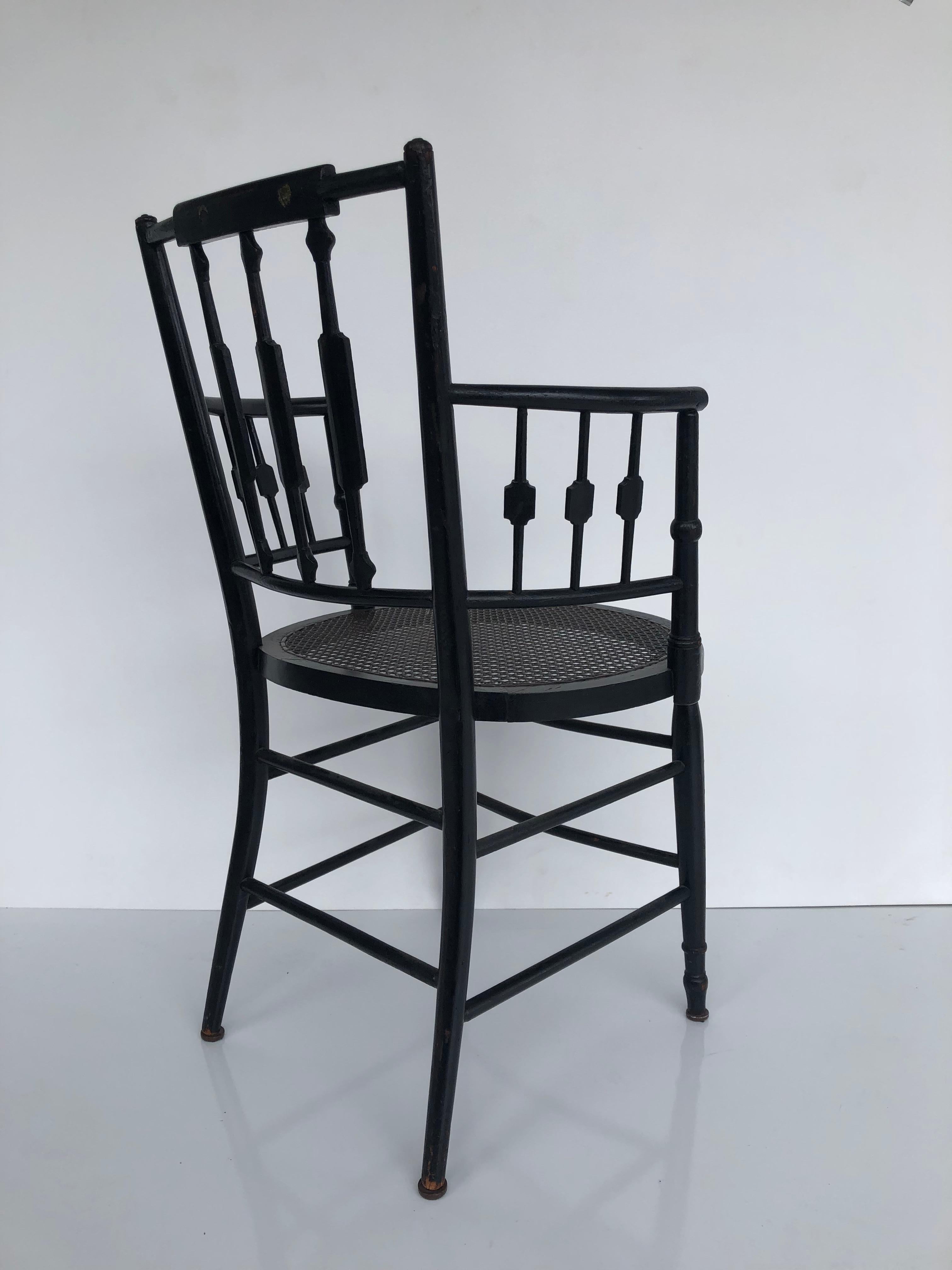 Paire de fauteuils à dossier fléchi et à assise cannée de style Regency, en bois d'ébène 10