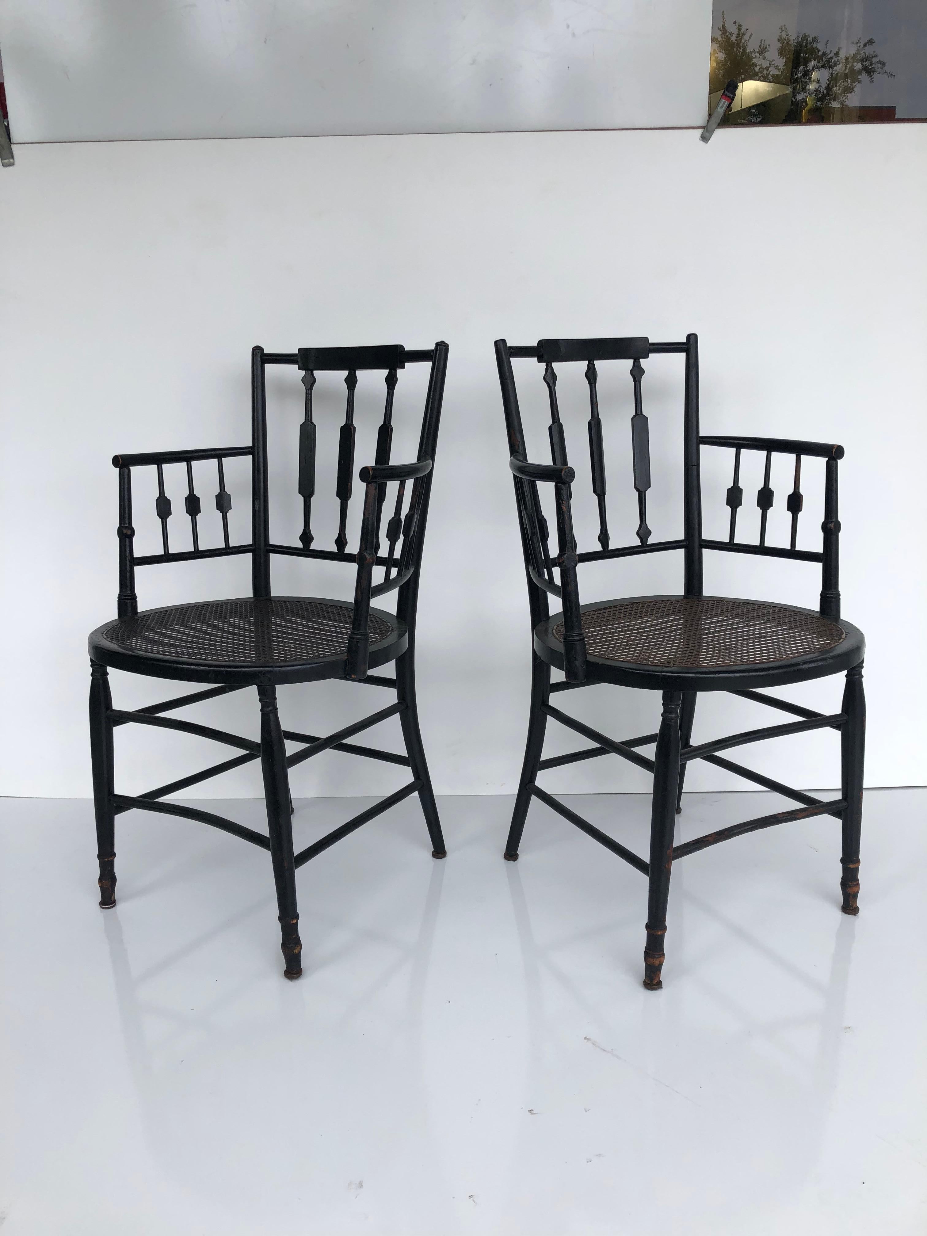 Paire de fauteuils à dossier fléchi et à assise cannée de style Regency, en bois d'ébène 11