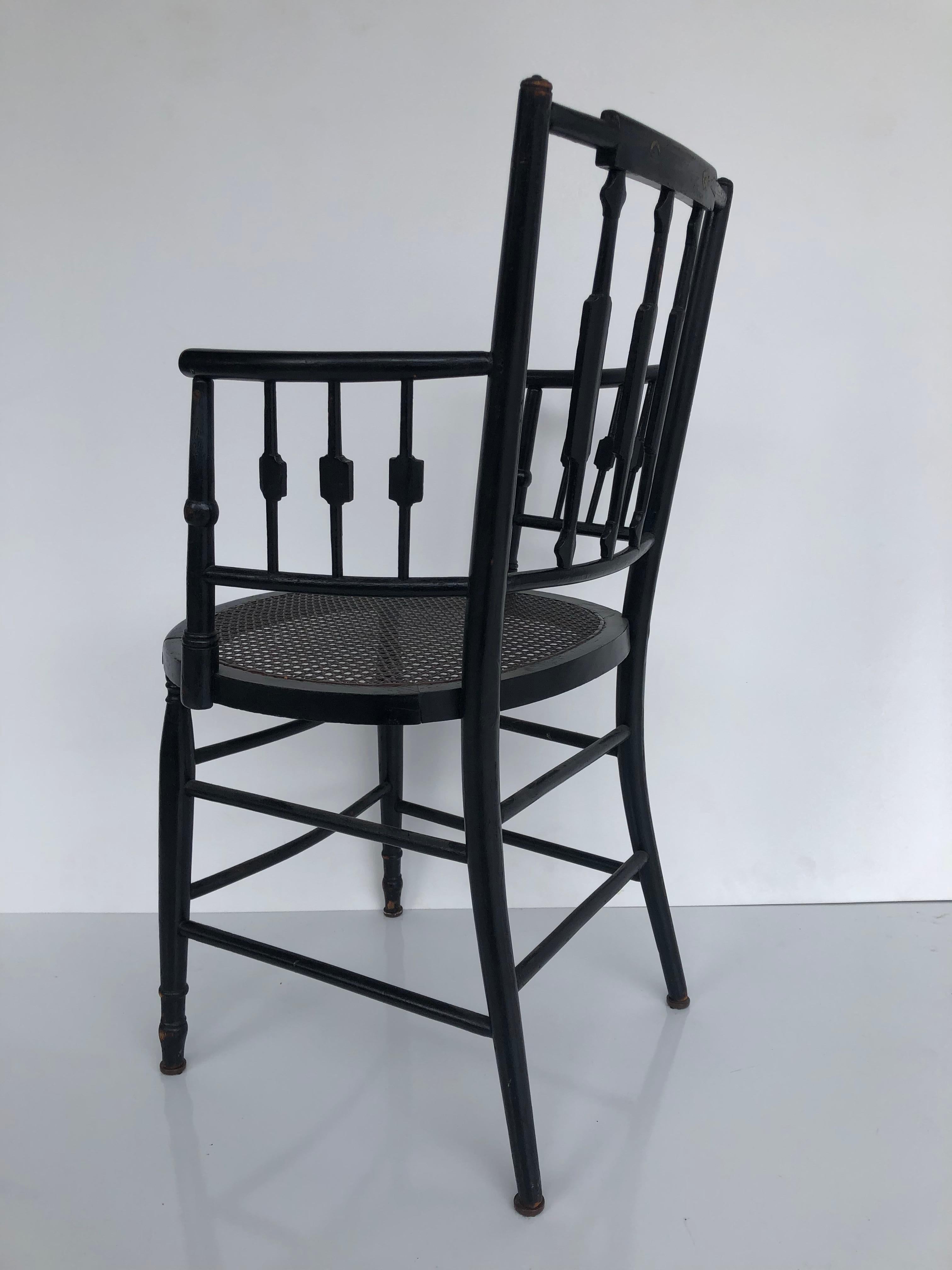 Paire de fauteuils à dossier fléchi et à assise cannée de style Regency, en bois d'ébène 1