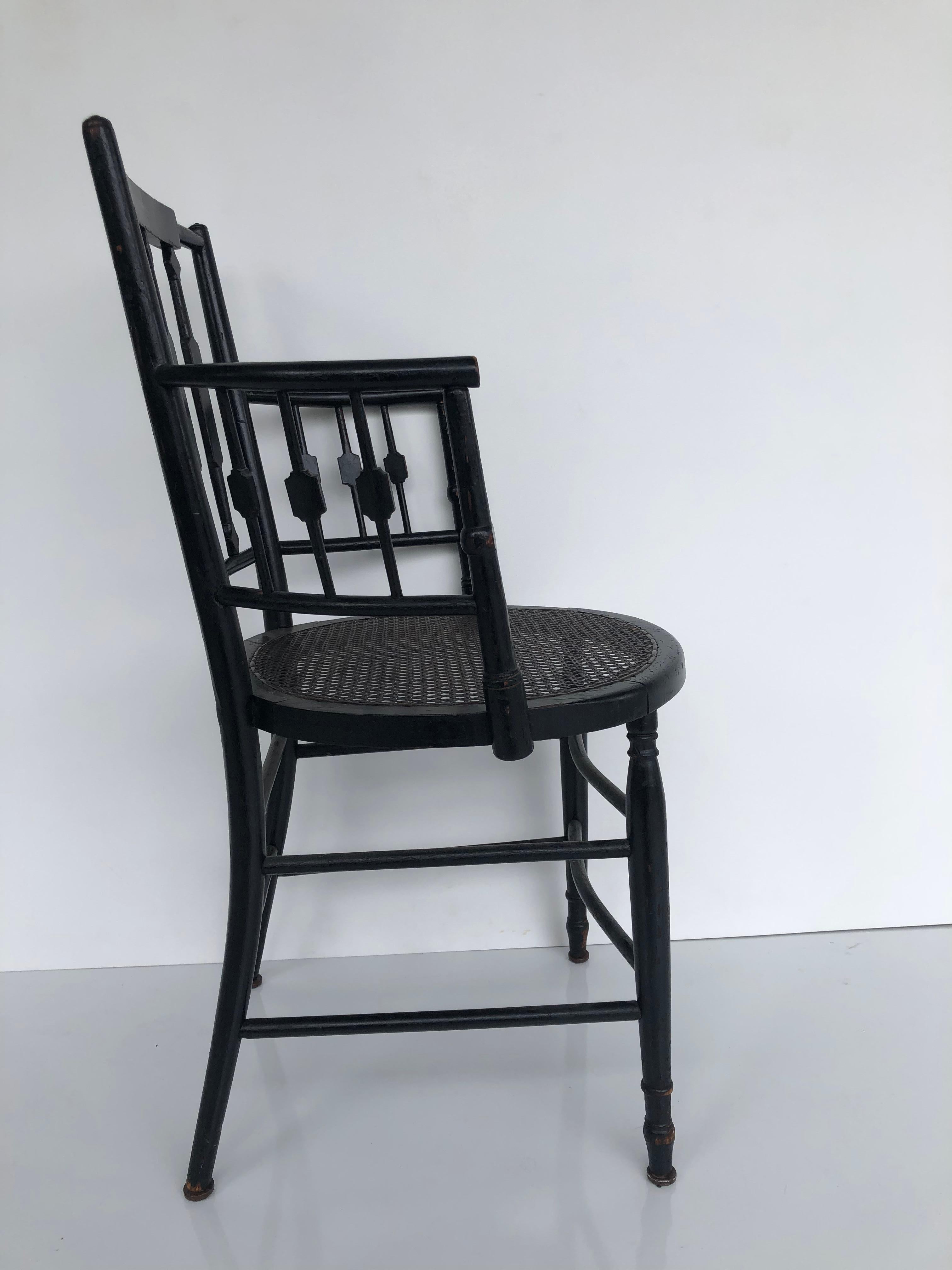 Paire de fauteuils à dossier fléchi et à assise cannée de style Regency, en bois d'ébène 2