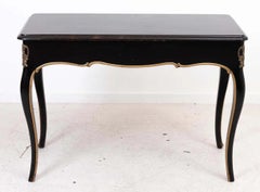 Escritorio de estilo Regency con tapa de mármol ebonizado y herrajes de latón