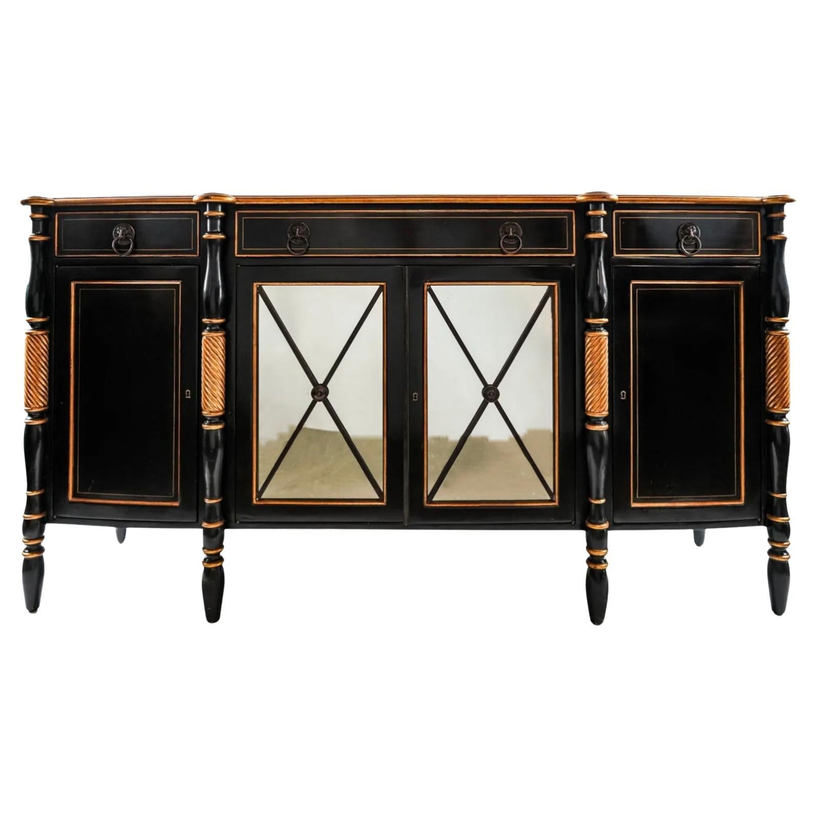 Il s'agit d'un serveur de style régence en laque noire et peinture dorée de Hickory Furniture. Il est doté de poignées en forme de lion et de portes en miroir. Il est marqué dans le tiroir et en très bon état. 