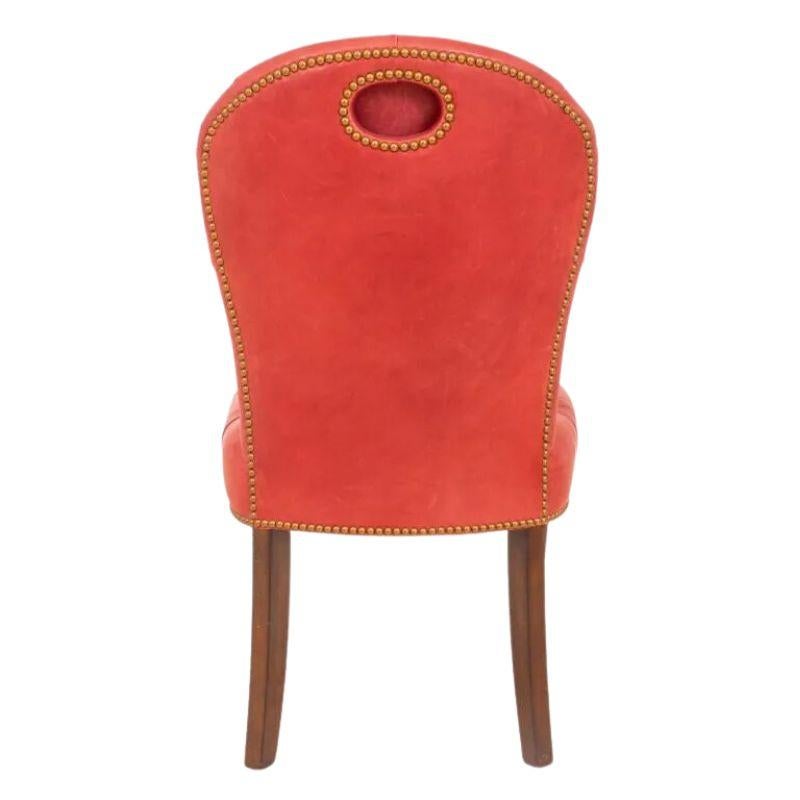 Chaise d'appoint de style Régence Edward Ferrell en cuir touffeté avec pieds en acajou Excellent état à Locust Valley, NY