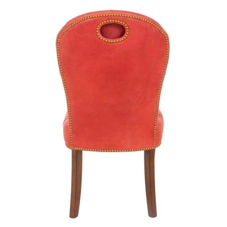 Cuir Chaise d'appoint de style Régence Edward Ferrell touffetée de cuir avec pieds en acajou en vente