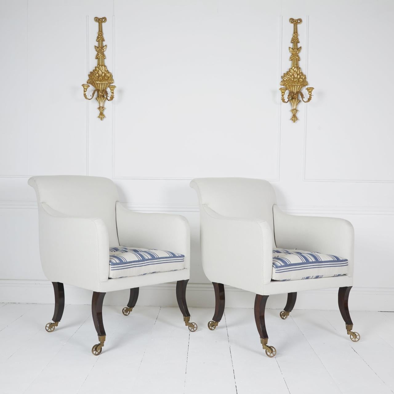 Chaises de bibliothèque fabriquées sur mesure avec des coussins en crin de cheval,
Recouvert de coutil uni et rayé, il repose sur des pieds sabres en faux bois de rose. Il est tapissé de manière traditionnelle en utilisant uniquement des matériaux