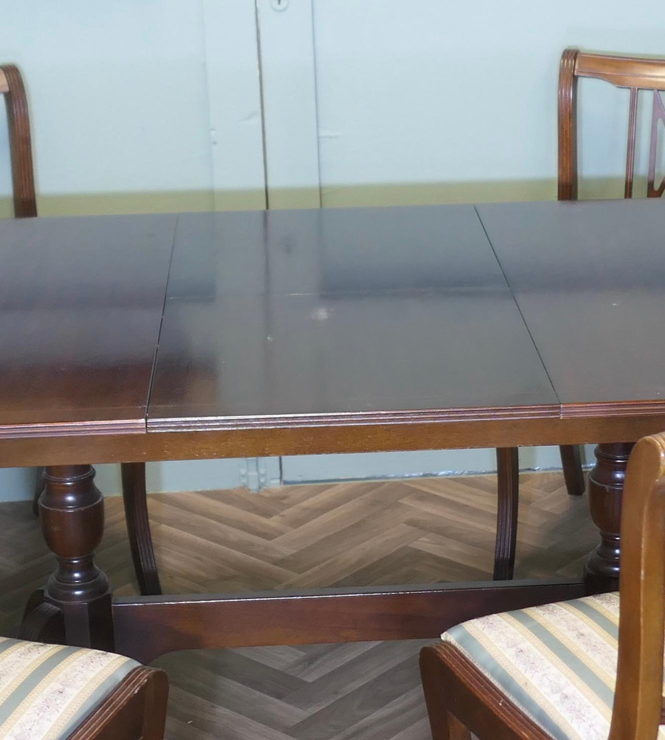 Regency Style Extending Dining Table and 6 Chairs In Good Condition For Sale In Godshill, Isle of Wight