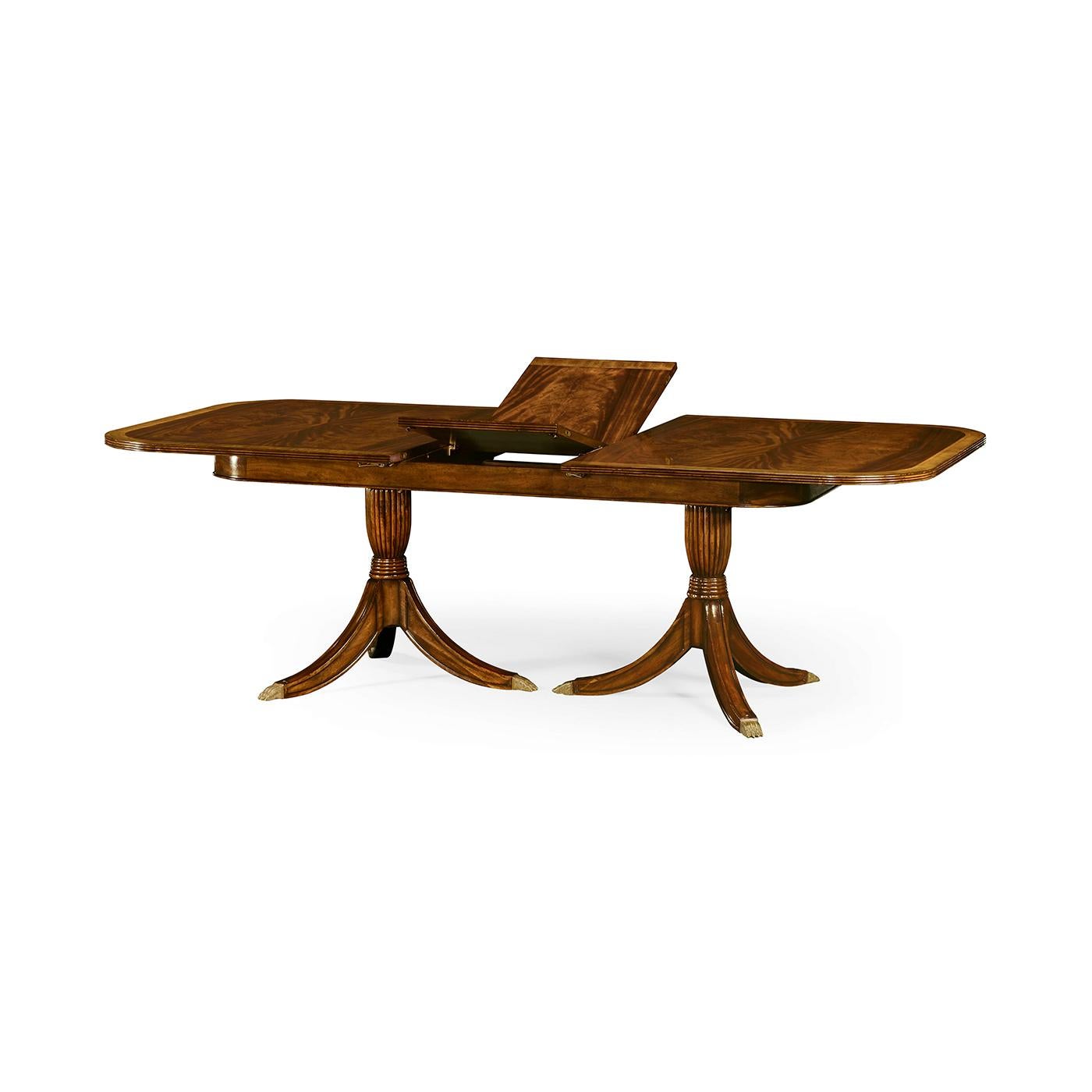 Vietnamien Table de salle à manger à rallonge de style Regency en vente