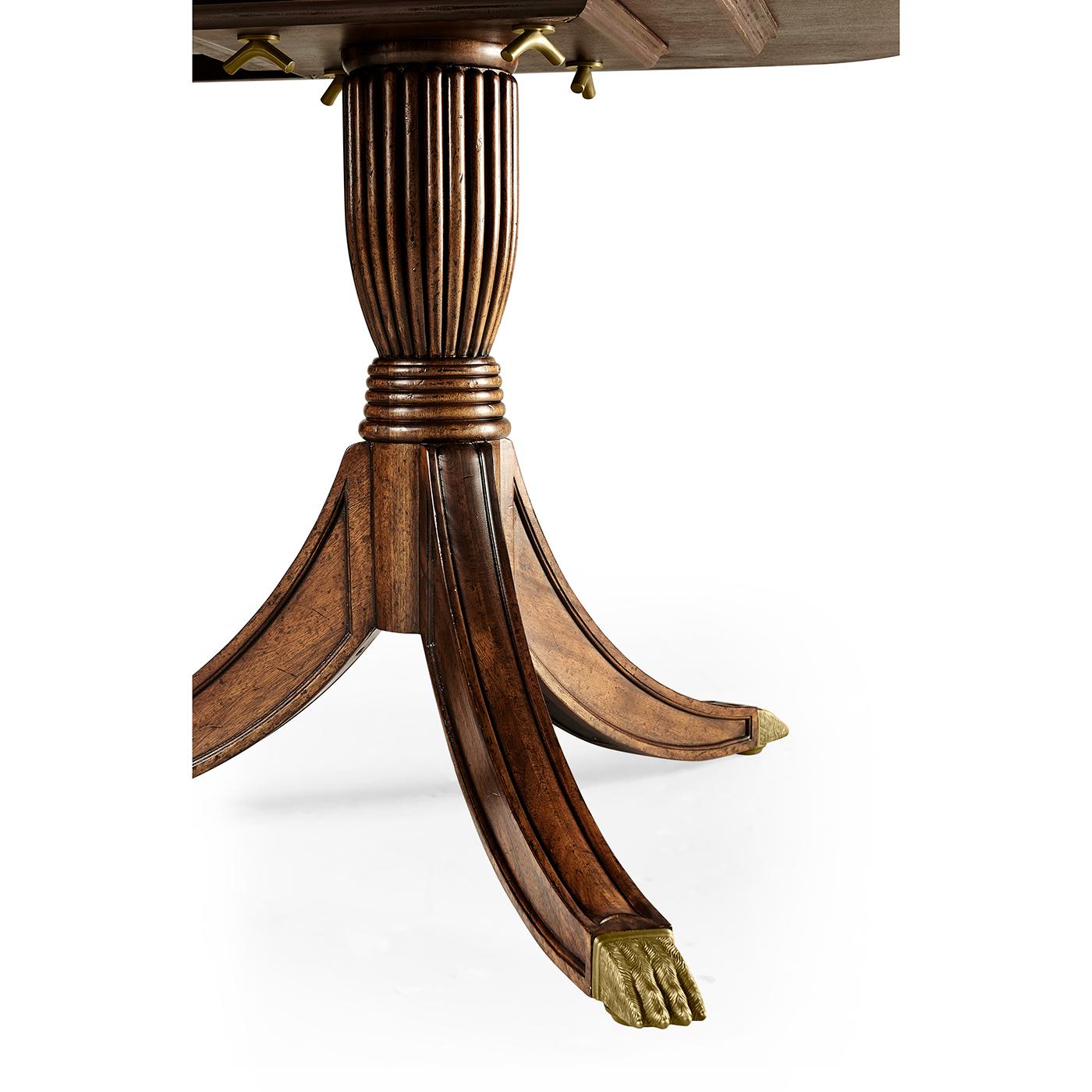 Table de salle à manger à rallonge de style Regency en vente 2
