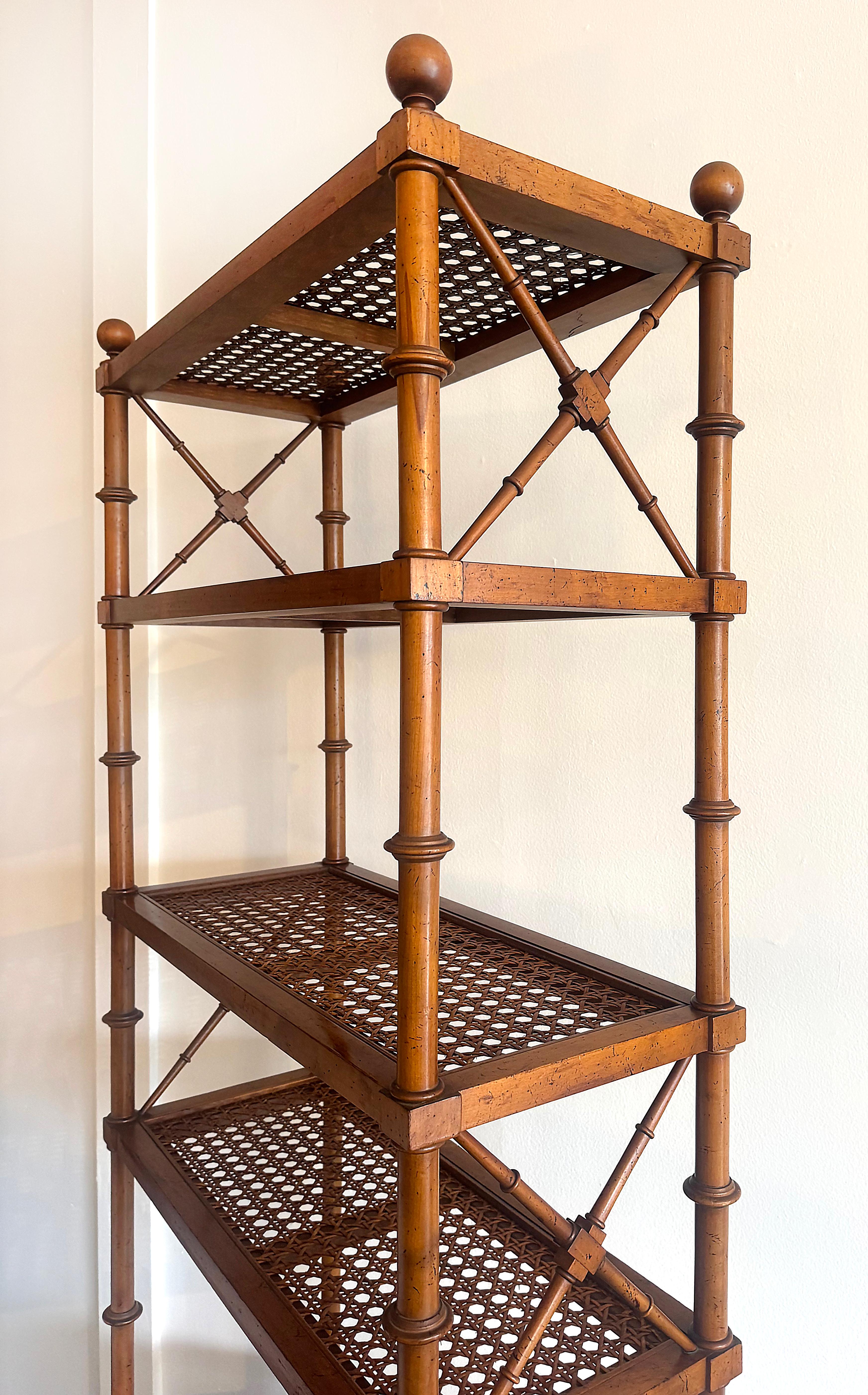 Regency Style Faux Bamboo, Cane Étagère Display Shelves Renacimiento de la Regencia en venta