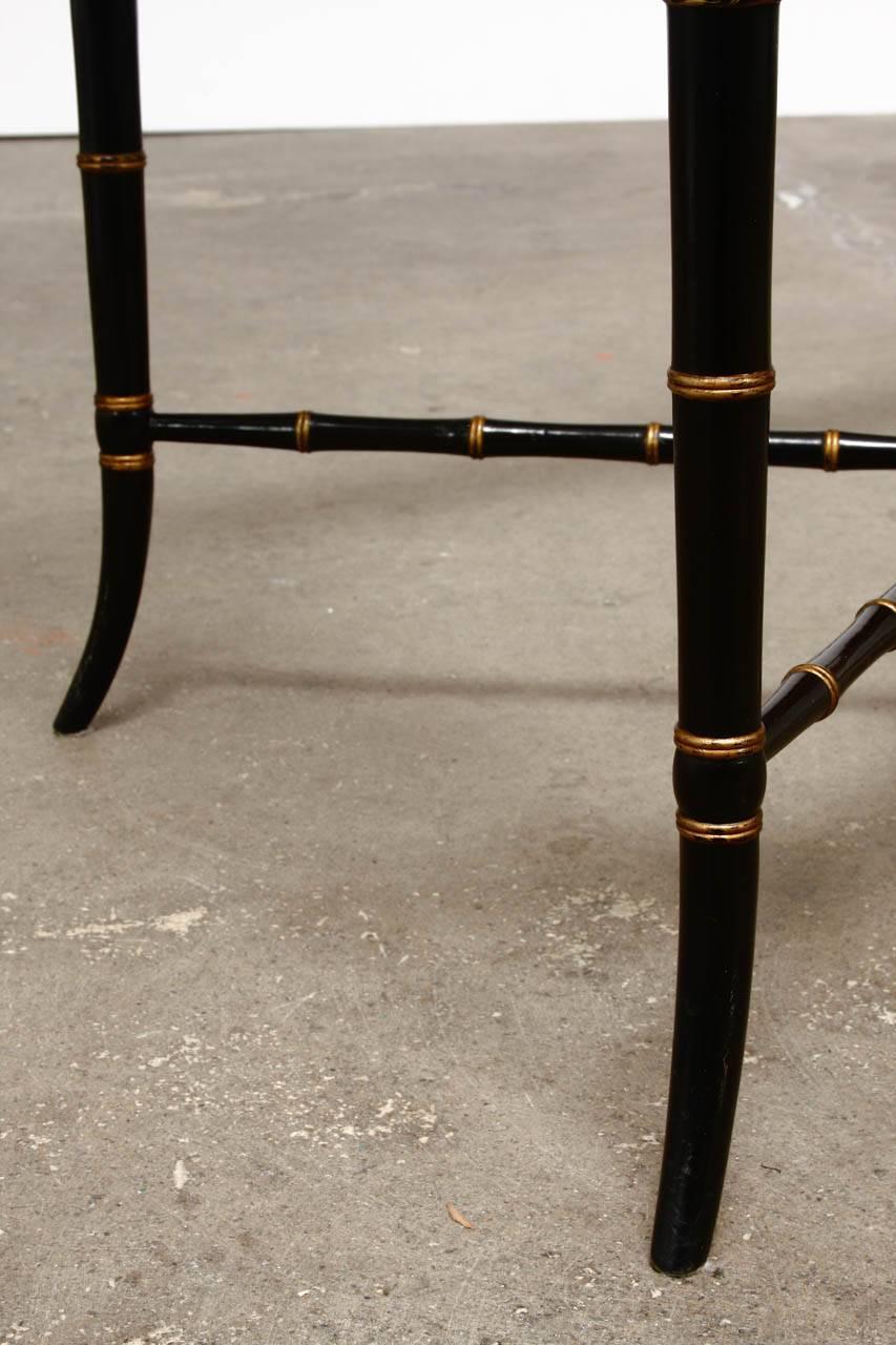 Table à plateau en faux bambou peint de style Régence en vente 4