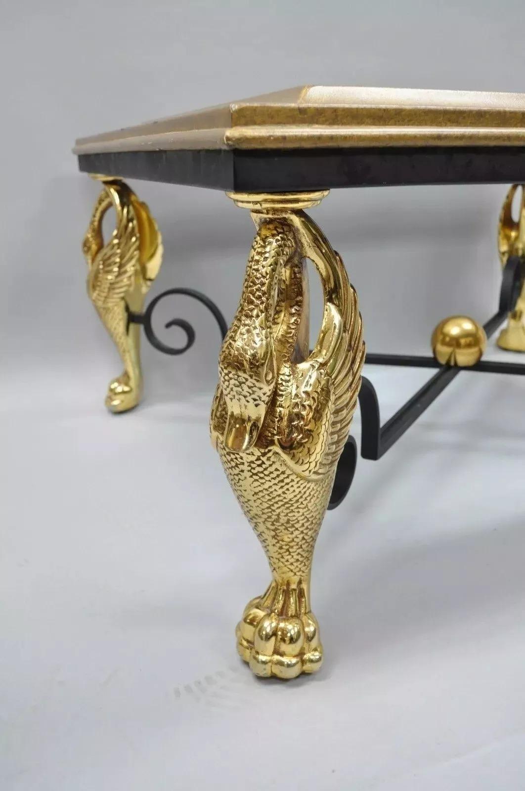 Hollywood Regency Tavolino da caffè rettangolare in ferro e vetro dorato con base a cigno figurato in stile Regency (A) in vendita