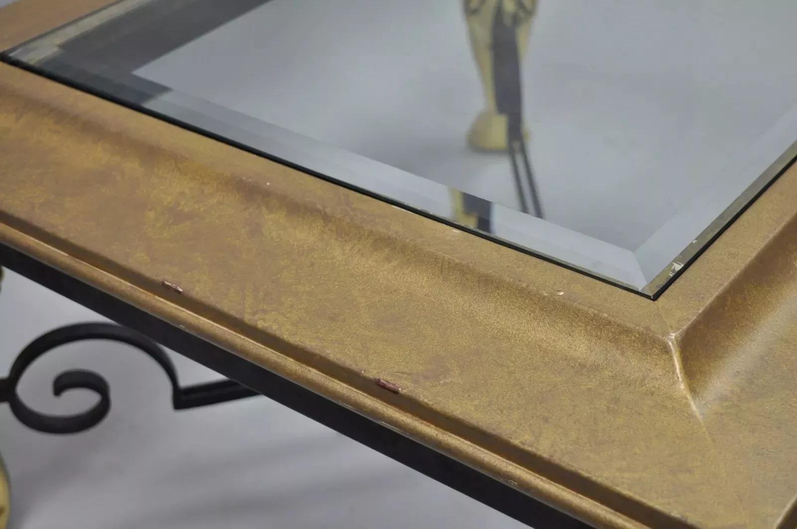Tavolino da caffè rettangolare in ferro e vetro dorato con base a cigno figurato in stile Regency (A) In condizioni buone in vendita a Philadelphia, PA