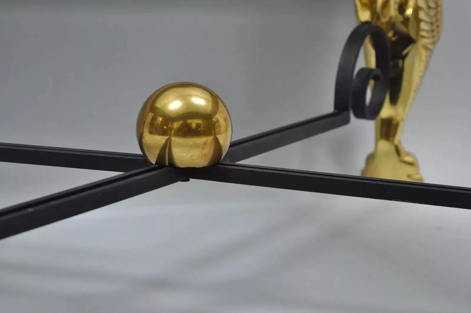XX secolo Tavolino da caffè rettangolare in ferro e vetro dorato con base a cigno figurato in stile Regency (A) in vendita