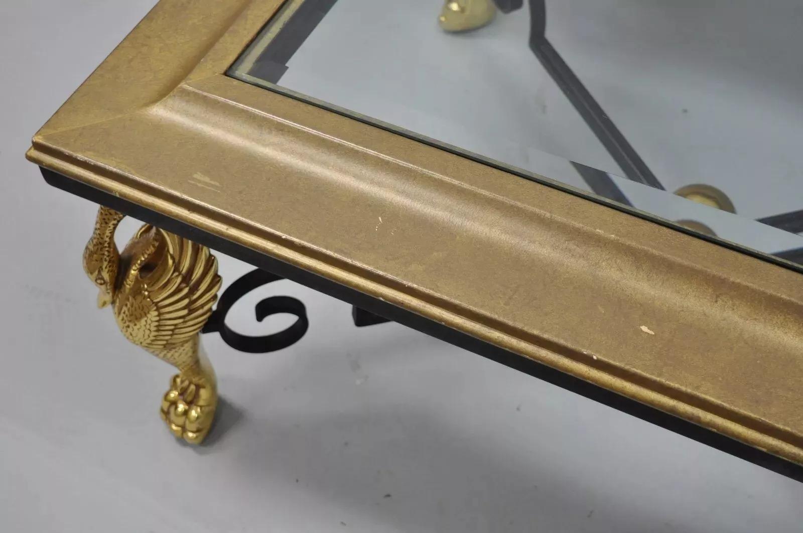 Ottone Tavolino da caffè rettangolare in ferro e vetro dorato con base a cigno figurato in stile Regency (A) in vendita