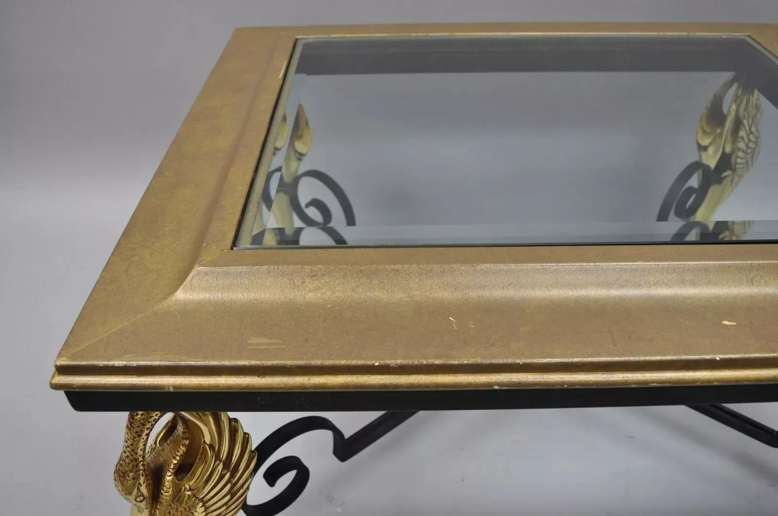 Tavolino da caffè rettangolare in ferro e vetro dorato con base a cigno figurato in stile Regency (A) in vendita 2
