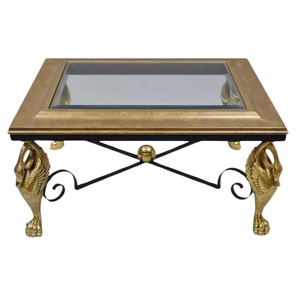 Mesa de centro rectangular de hierro y cristal dorado con base de cisne de estilo Regencia (A)