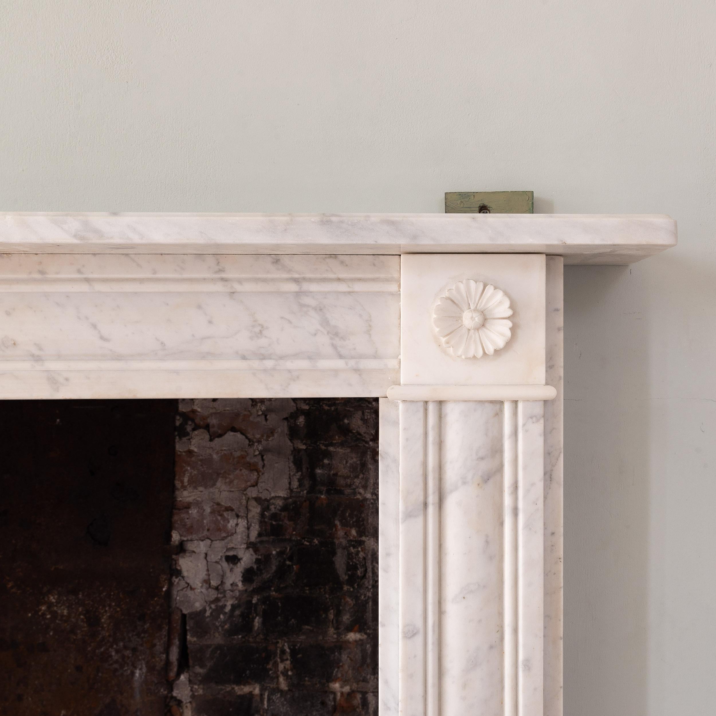 Camino in stile Regency in marmo di Carrara e marmo statuario in vendita 4