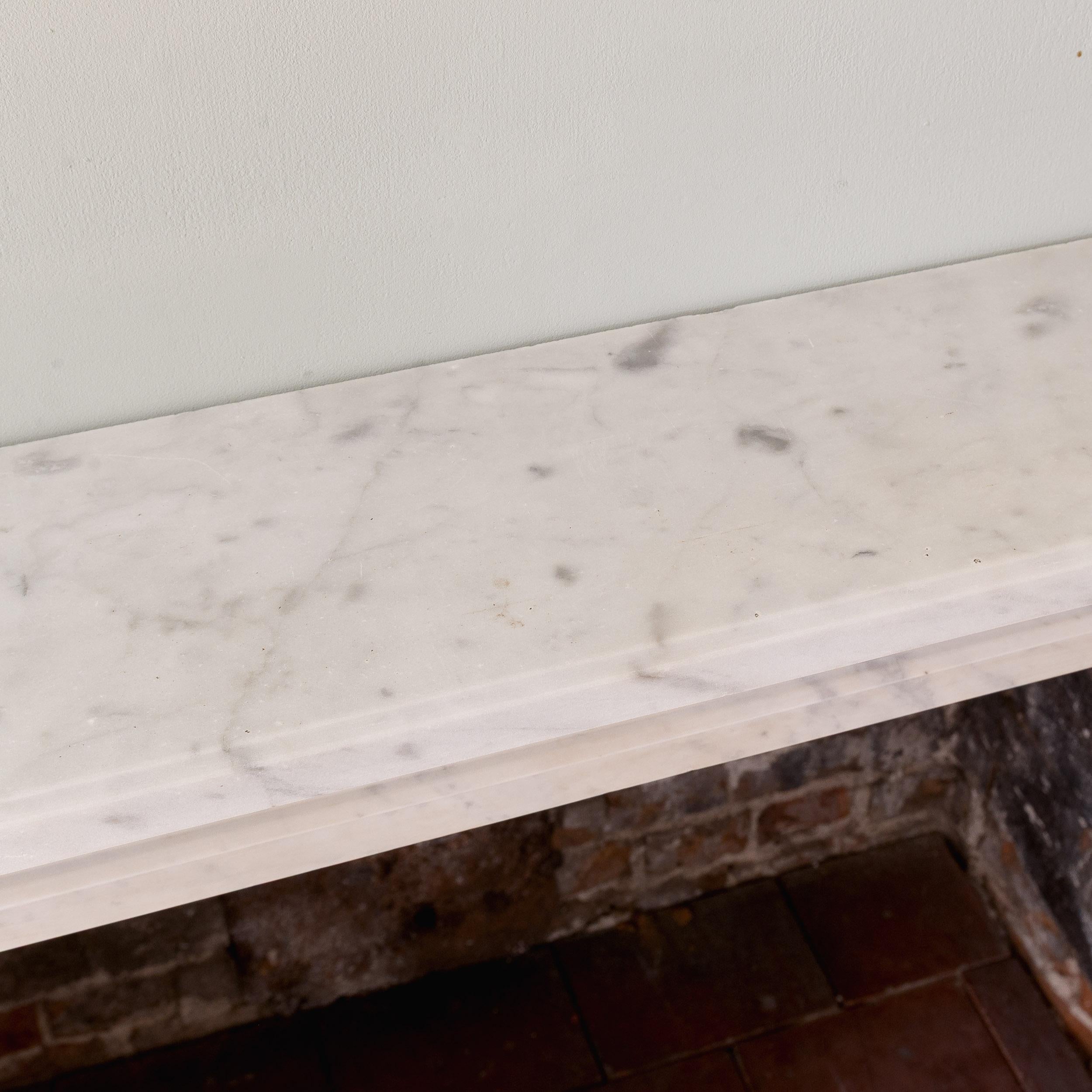 Camino in stile Regency in marmo di Carrara e marmo statuario in vendita 5